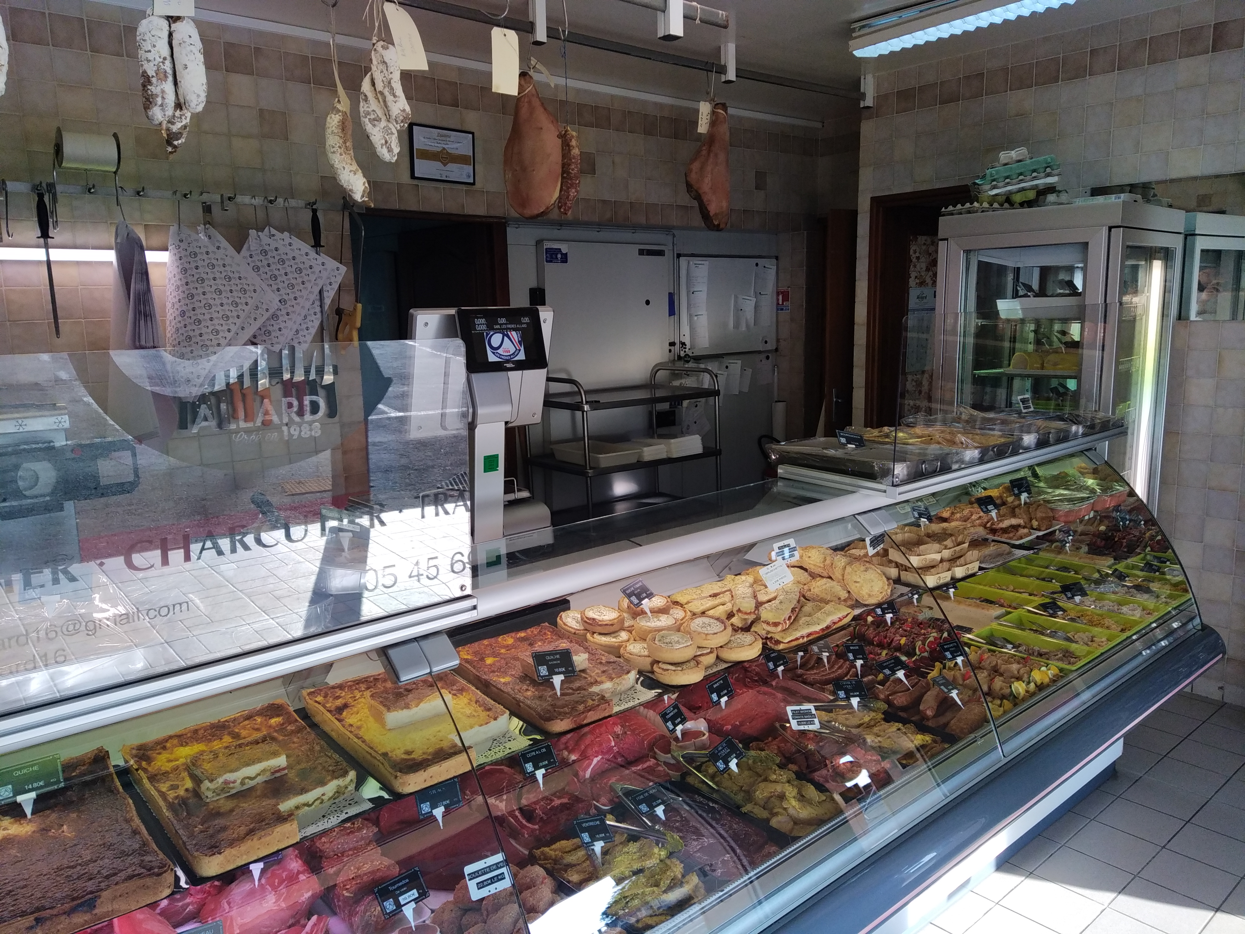 À vendre, branche d’activité boucherie, charcuterie, triateur située au cœur du bourg de Brie (16590), emplacement apprécié et facile d’accès. Place de parking privée directement devant le magasin.

Local comprenant un laboratoire d’environ 100 m² en rez de chaussée,  équipé de matériel récent et entretenu, 30 m² de chambre froide ainsi qu’un séchoir de 9 m². Espace de vente fonctionnel avec caisse aux normes en vigueur.

Activité actuellement ouverte du mardi au samedi. Fermeture annuelle pour congés : 4 semaines par an.

Idéal pour un professionnel souhaitant développer une activité artisanale dans un cadre dynamique et villageois.

Chiffre d'affaire 500K€ 

Affaire dynamique et stable depuis de nombreuses années, de nouveaux projets professionnels nous incite à nous séparer de notre magasin de Brie.