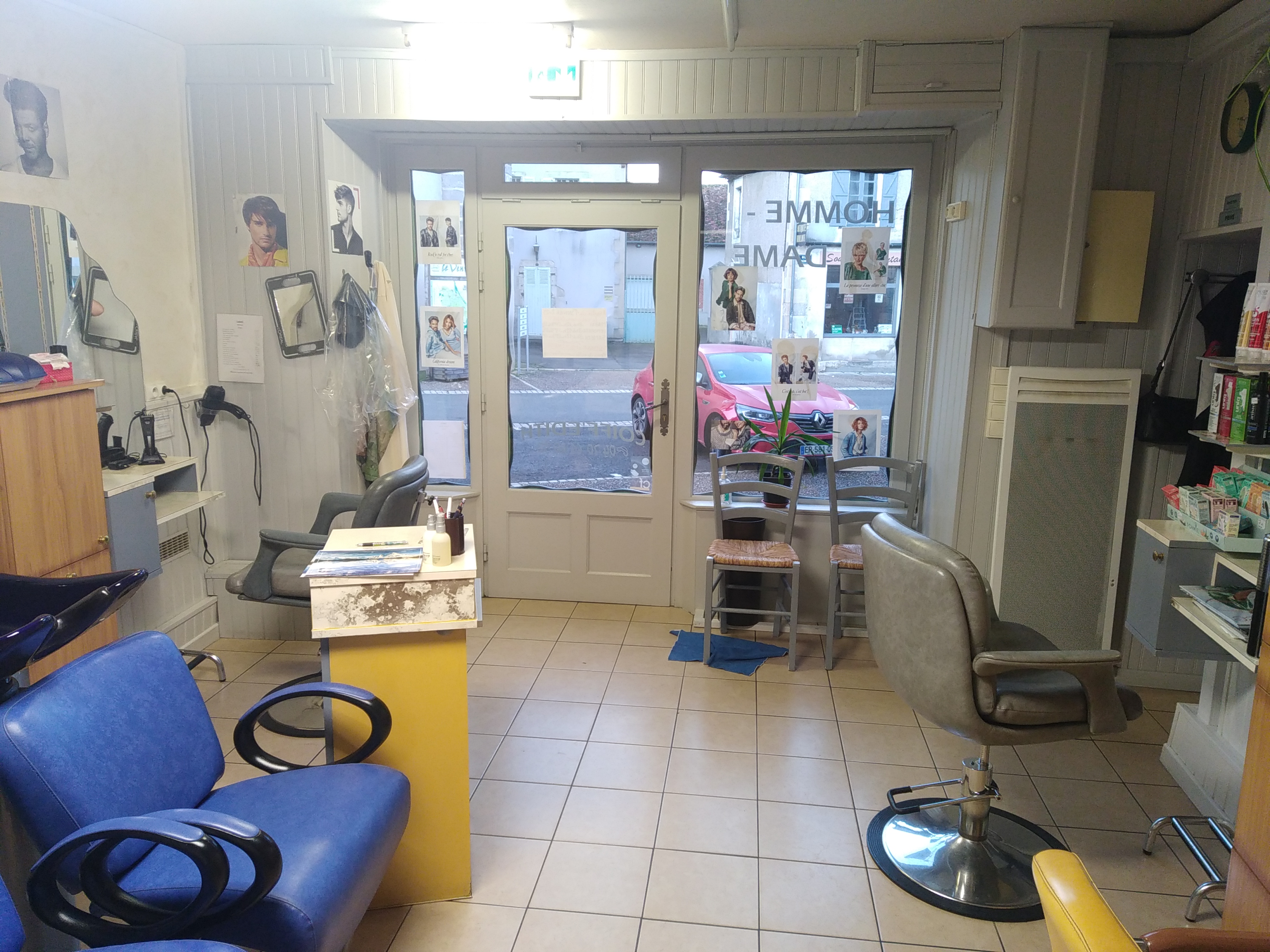 Vends salon de coiffure mixte, situé dans la rue commerçante du village pour cause de retraite.
Le bien est constitué de 4 coiffeuses avec 2 bacs. 
Le salon fait environ 25 m². 
le prix de vente du salon reste à débats et le loyer est de 350€/mois.
Chauffage électrique refait 2016, électricité refait en 2008 et contrôlé tous les ans.
Une arrière boutique est également présente et fait environ 25m². Cette partie est constitué d'une pièce pour faire sécher du linge en intérieur ou autre, ainsi qu'un espace pour faire un bureau et un coin où il est possible de brancher une machine à laver avec un point d'eau. Il y'a également une petite cours avec des fils à linge.

lien maps: https://maps.app.goo.gl/9UjLEQmwbwZAnhJ69

edithdelomez@gmail.com
06 41 43 46 02