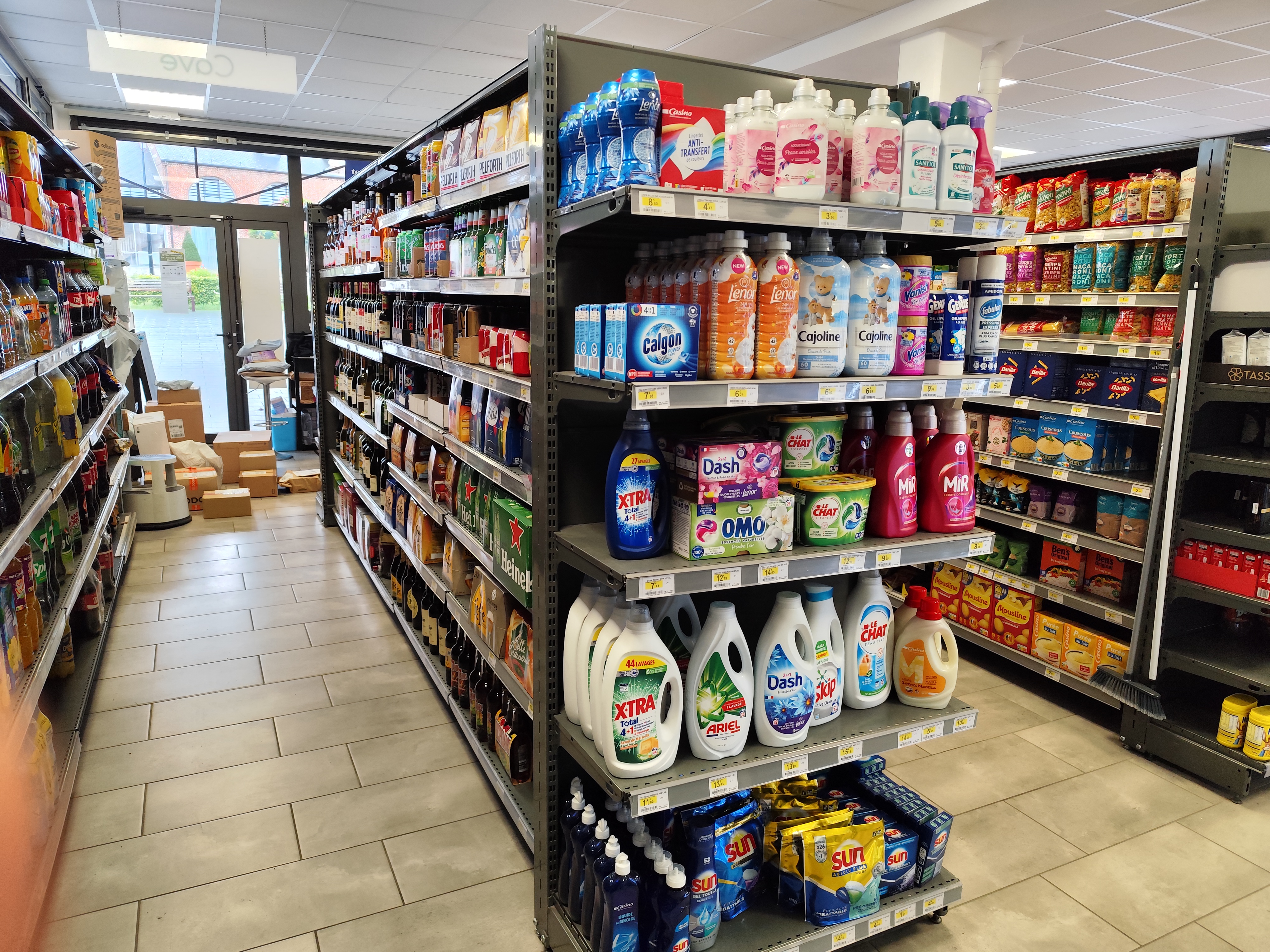 a vendre épicerie enseigne  Vival dans une commune rurale de plus de 1000 habitants
situé a 10mm de Cany Barville et  25mm de Fécamp
épicerie très bien située au cœur du village avec des commerces complémentaires
nombreux stationnement gratuits 
l épicerie propose la FDJ ,la poste ,les colis pickup et colissimo, le retrait d argent et le gaz  
la surface du magasin est d environ 100M²avec une réserve de 30 M²
le matériel est correct et dispose d une chambre froide