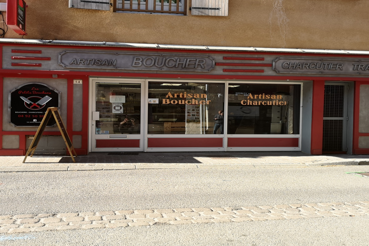 Boucherie charcuterie traiteur à vendre dans le joli village de chorges dans les hautes Alpes
Très bien équipée 
Grande surface de travail parking à proximité