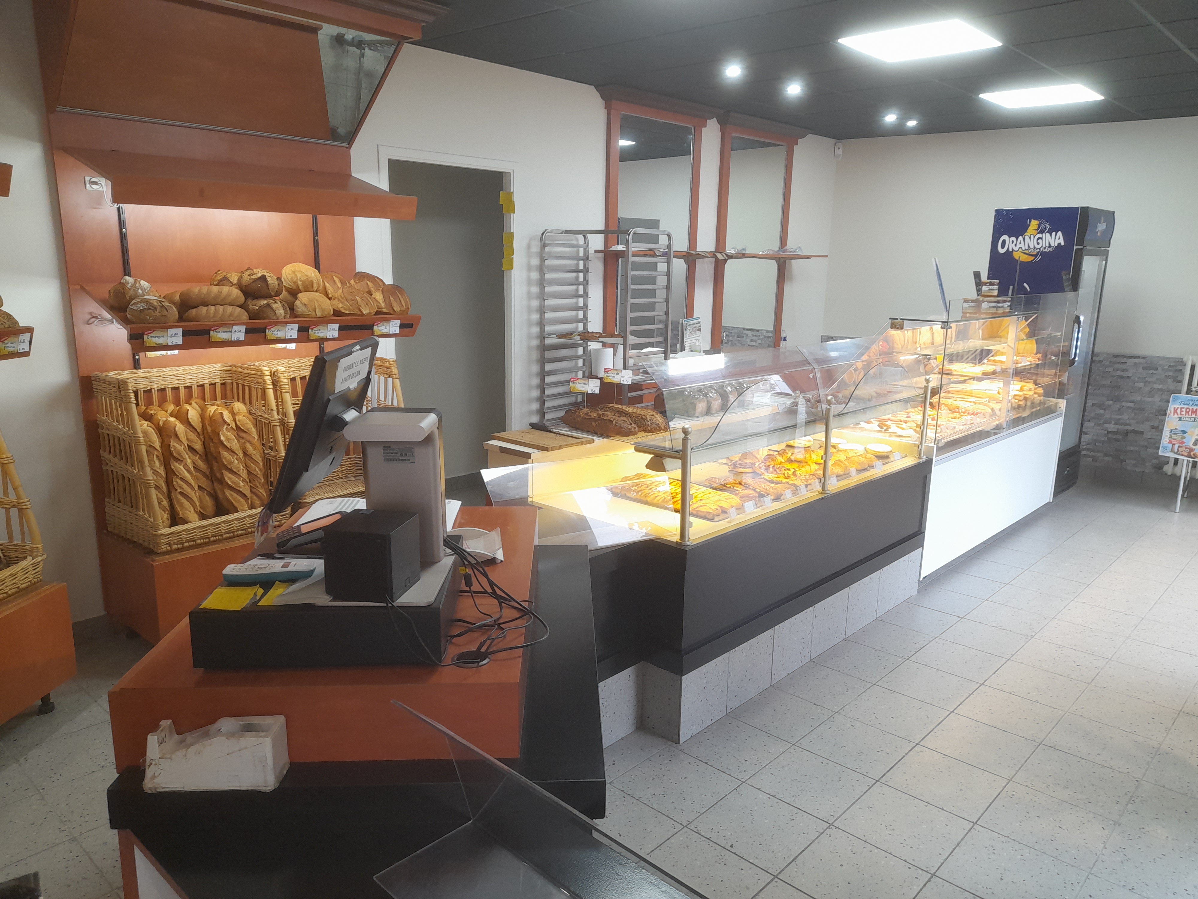 A seulement 20 minutes de Vannes, dans une commune dynamique et en plein développement, cette boulangerie-pâtisserie bénéficie d'un emplacement attractif et d'un fort potentiel de développement.
Ses principaux atouts :
Située en zone de revitalisation rurale (ZRR)
Environnement commercial de qualité : bar-tabac, épicerie, restaurants, pharmacie, Pôle médical, librairie, coiffeurs, crèche, écoles, collèges et lycée.
Magasin spacieux et agréable, offrant une belle mise en valeur des produits : vitrine réfrigérée dédiée à la pâtisserie, neuve.
Les laboratoires de la boulangerie et de la pâtisserie sont spacieux et lumineux et de plain-pied.
Le matériel de production est récent et bien entretenu.
Le contrat d'électricité (tarif bleu) est bloqué jusqu'en 2027 et transmissible.
Équipe en place composée d'un boulanger, d'une vendeuse et d'un apprenti permettant une reprise dans de bonnes conditions.
Fermeture le lundi ainsi que le samedi et dimanche après-midi.

Une belle opportunité pour un professionnel qui souhaite reprendre une affaire bien équipée, avec une équipe en place et un réel potentiel de développement.

Pour plus d'informations, n'hésitez pas à nous contacter.