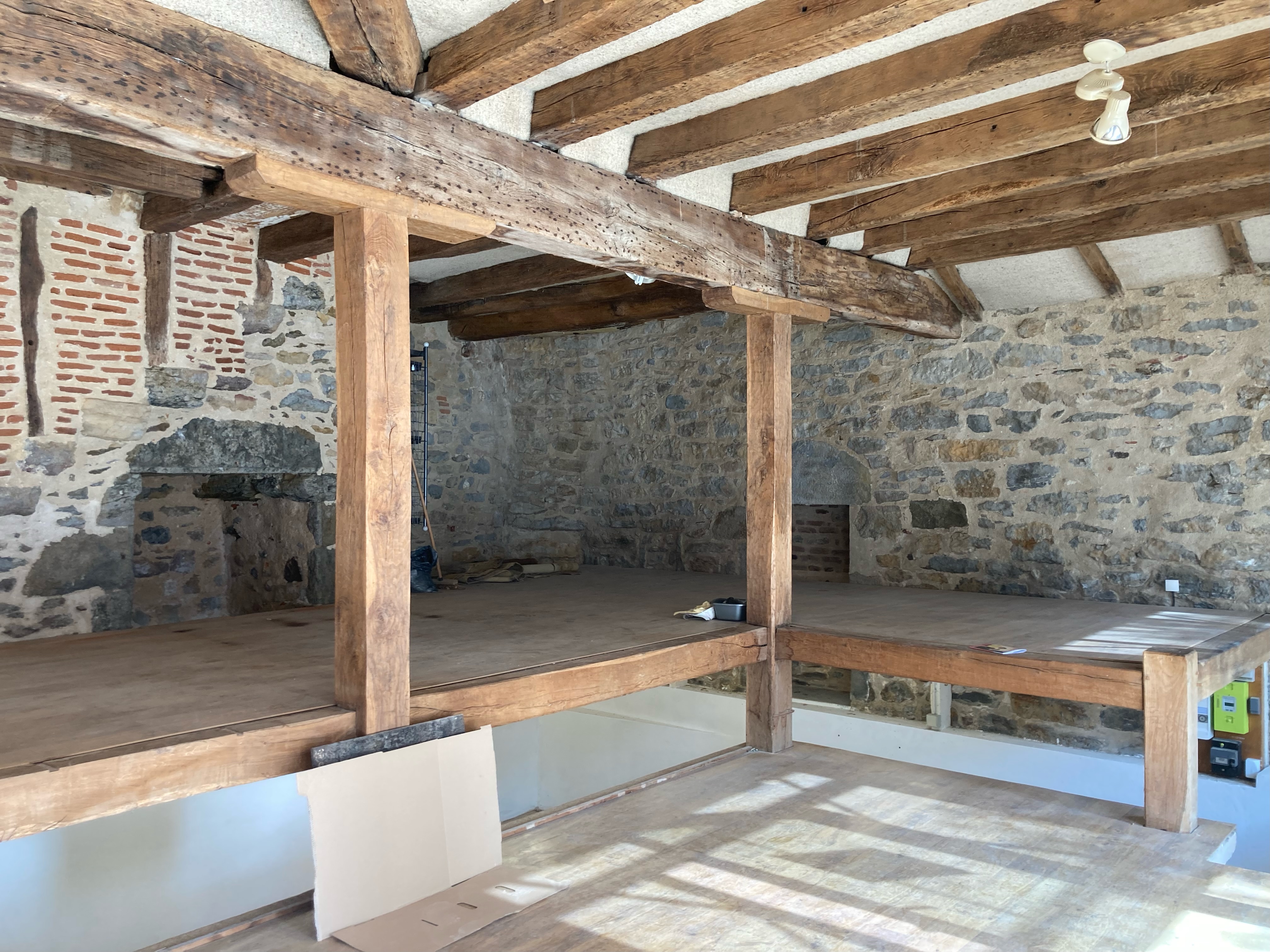 Local commercial 80 m² – Emplacement N°1 – Place du Mercadial, Saint-Céré

Saisissez une opportunité unique au cœur du dynamisme économique de la Vallée de la Dordogne !
Situé sur la Place du Mercadial, emplacement historique et commerçant très prisé de Saint-Céré, ce local de caractère bénéficie d'une visibilité optimale et d'un flux de passage constant.

Caractéristiques du bien : Anciennement exploité en atelier de tapisserie, décoration, ce bien atypique distribué sur plusieurs niveaux ne manque pas de charme (pierres et poutres apparentes).
Surface de vente : 60 m² très lumineux
Réserve / Entresol visible : 20 m²
Équipements récents : menuiseries et stores neufs

Conditions financières :
Loyer : 750 € / mois + charges
Type de bail : Tout type 

Local sain, disponible immédiatement. Un emplacement N°1 idéal pour lancer ou développer votre activité dans le secteur le plus porteur de Saint-Céré.