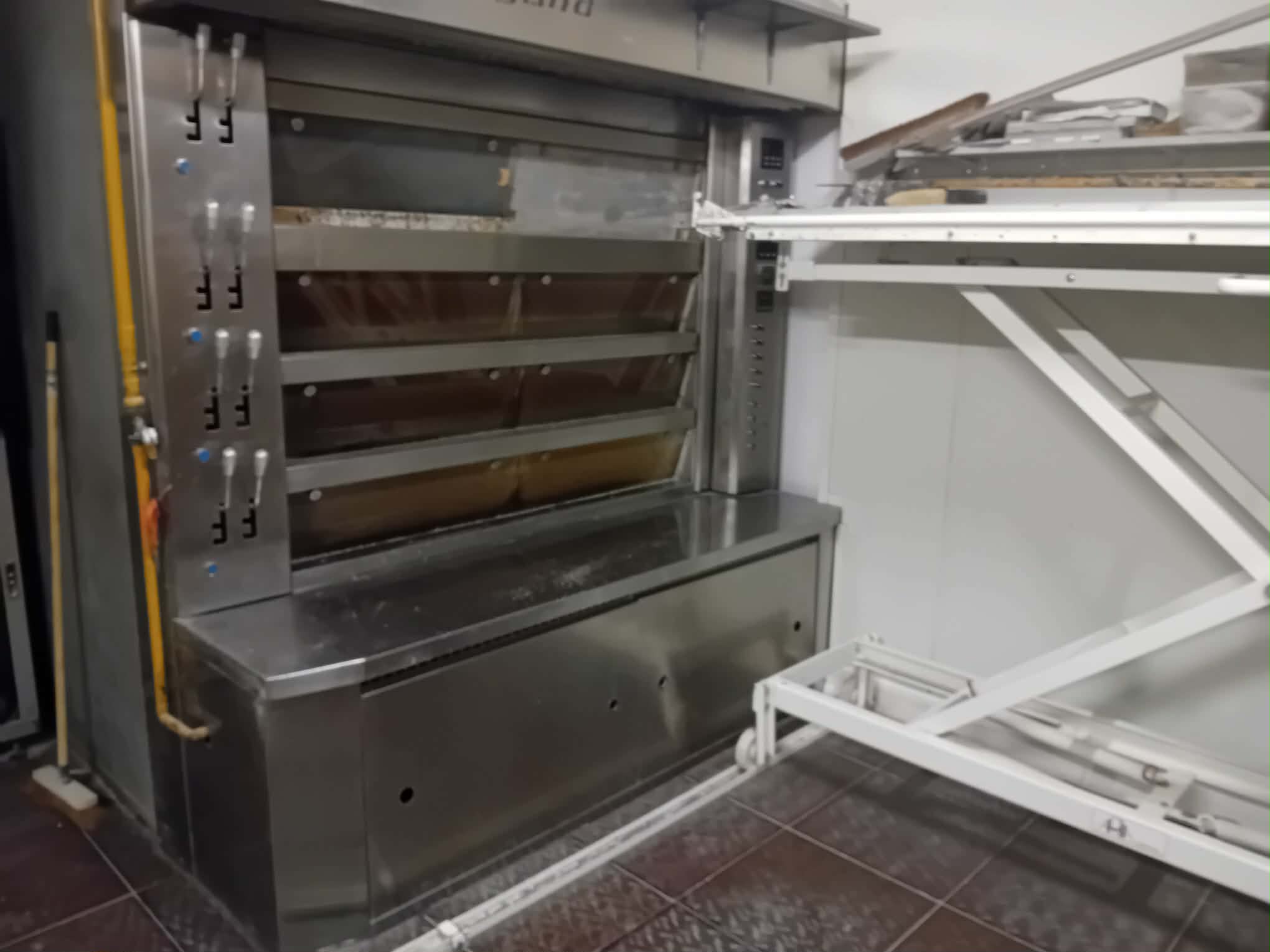 A vend fond de commerce boulangerie pâtisserie.
Située dans un bourg animé commerçants et très passants.
Logements disponibles a l'étage composé de 3 chambres plus 2 pièces et un grenier au 2eme étage.
Matériel entretenu four âgé de 12 ans
Actuellement 5 semaines de congés annuel 320.000 de chiffre d'affaires ttc.

Une employée en vente et 2 employée en pâtisserie