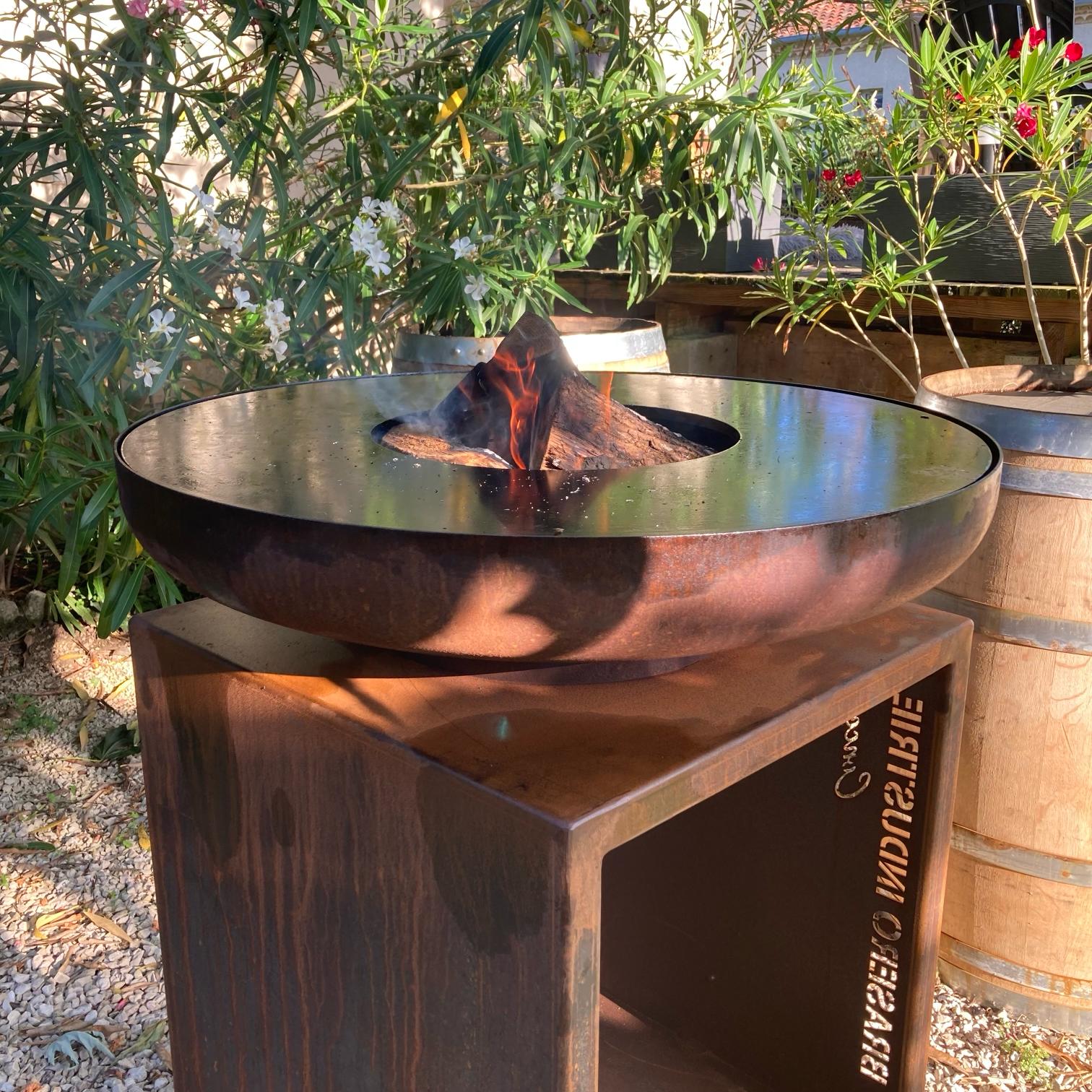 Brasero LOCO est une entreprise événementielle spécialisée dans la location de braseros professionnels et la prestation traiteur sur brasero pour mariages, marchés gourmands et événements professionnels.

L’activité clé en main, en pleine croissance à enregistré une augmentation du chiffre d'affaire de  +90 %  par rapport à l’année précédente.

La vente des parts sociales comprend:
- Le matériel, soit 7 braseros professionnels de différentes tailles, 1 camion Renault master de 20 m³ avec hayon, 5 Barriques en chêne version mange-debout, 1 barnum et du petit matériel de restauration.

- Le Site Internet marchand + réseaux sociaux actifs

- La marque déposée  Brasero LOCO

-Les devis et commandes validées pour la saison 2026 et 2027

-Les places sur les marchés gourmands d'été (Juillet et Aout 2026)

-Le fichier clients

-La notoriété locale

Les  Points forts:
-Activité immédiatement exploitable
-Très forte croissance actuelle (+90 %) avec un fort potentiel de développement en devenir
-Notoriété locale solide avec une excellente réputation
-Identité visuelle reconnue qui plait de part son côté Épicurien et Loco
-Des réseaux sociaux actifs avec une communauté
-Clientèle variée
-Accompagnement possible

Le Prix de vente est de 70 000 €