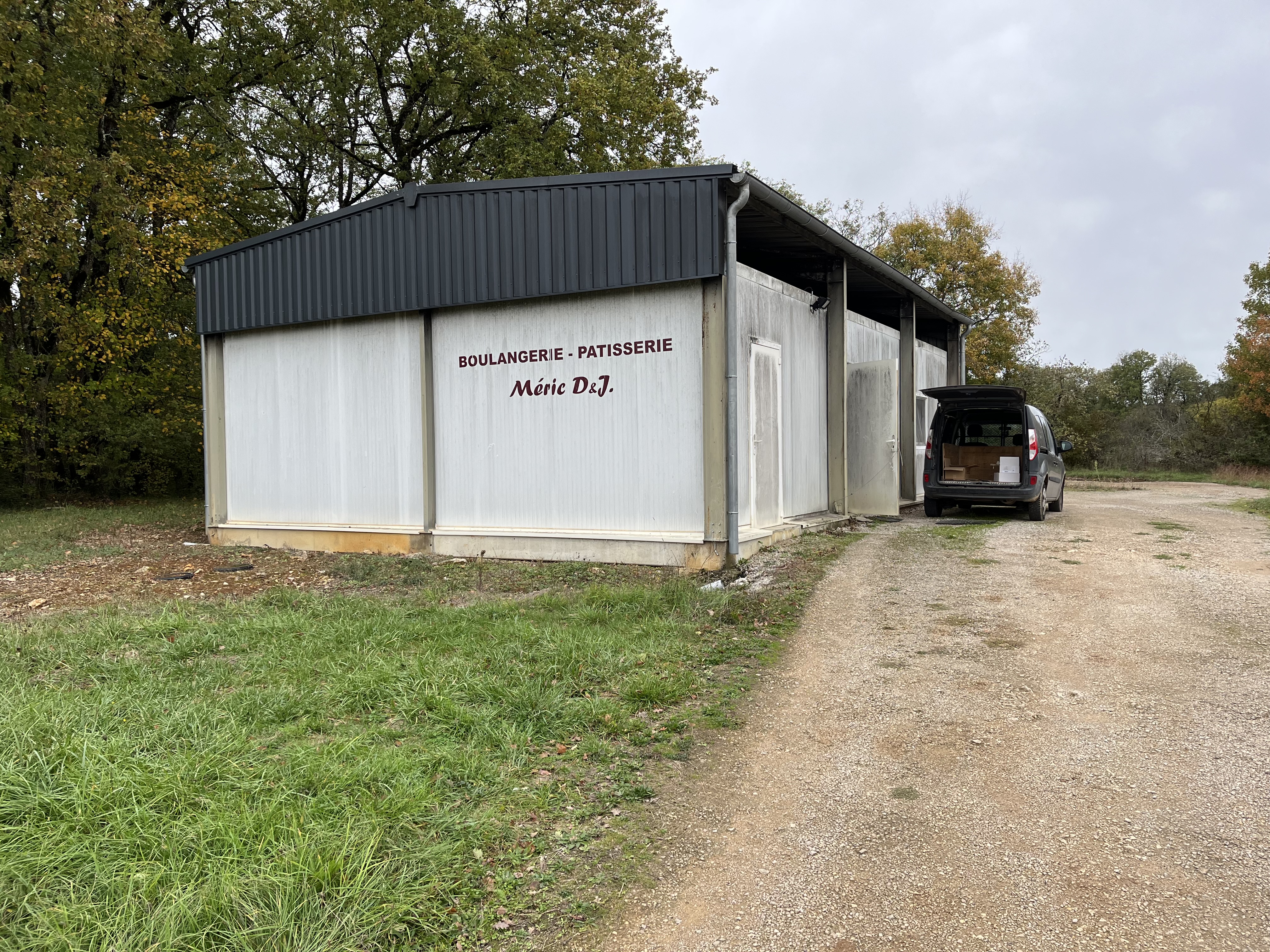 À vendre boulangerie, pâtisserie artisanale,fonds et mur situé au coeur du village 
Boulangerie familiale depuis 3 générations , connue et appréciée des habitants.Il s’agit de la dernière boulangerie du village,avec une clientèle locale et touristique fidèle.
Vente pour cause de départ à la retraite 
Afin de permettre la continuité de ce commerce essentiel pour les habitants,le fond et les murs sont proposés à un prix très attractif :50000 euros 
Belle opportunité pour un artisan boulanger -pâtissier ou un couple souhaitant s’installer dans un village avec une activité déjà connue et une vraie demande locale.
Notre souhait est que la boulangerie continue à faire vivre le village et à servir ses habitants 
(CA 250000 euros )
Pour plus d’informations,merci de nous contacter par message ou téléphone