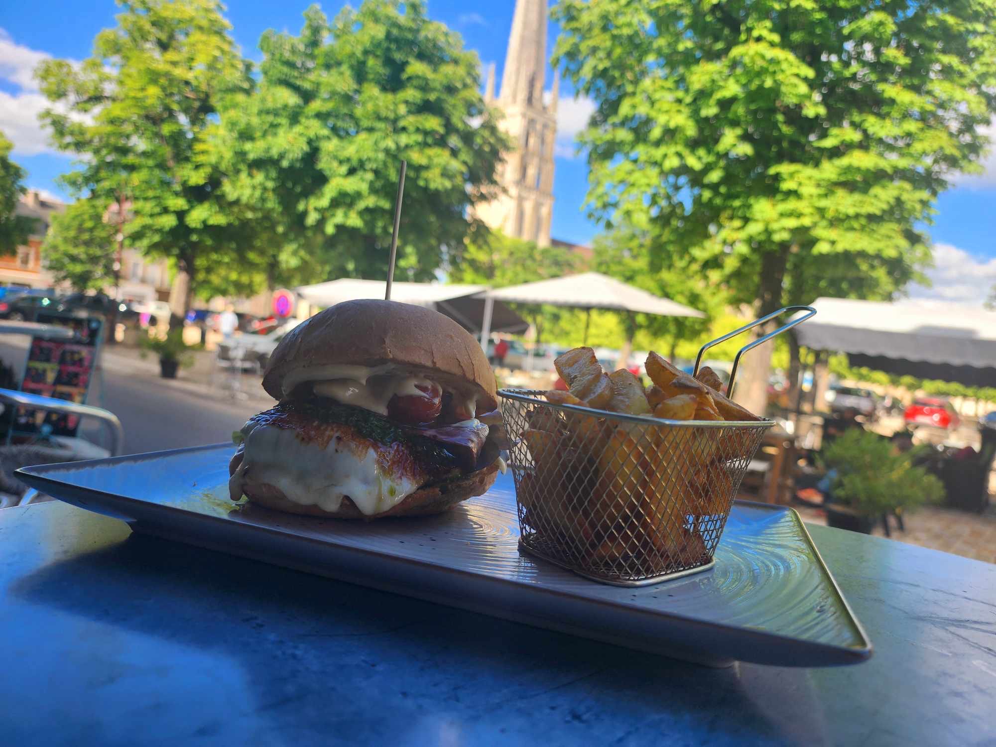 Offre à saisir restaurant Modern snack sur la place de saint Savin face à l’abbaye classée au patrimoine mondial de l’UNESCO forte affluence touristique local prêt à travailler
 ( cuisine bien équipée )salle intérieur 28 places bar 18 places terrasse exploitée d’avril à septembre 150 places . Exploité seulement 6 mois , chiffre d’affaire à faire évoluer rapidement 
Chiffre d’affaire sur rdv 105 K€ / 120K€ 
6 mois 
Très fort potentiel 
Loyer très faible 

0614450265