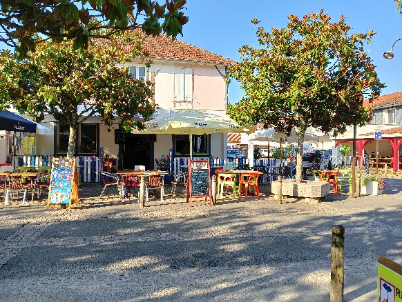 A louer Bar (Licence 4), restaurant , glacier face au marché