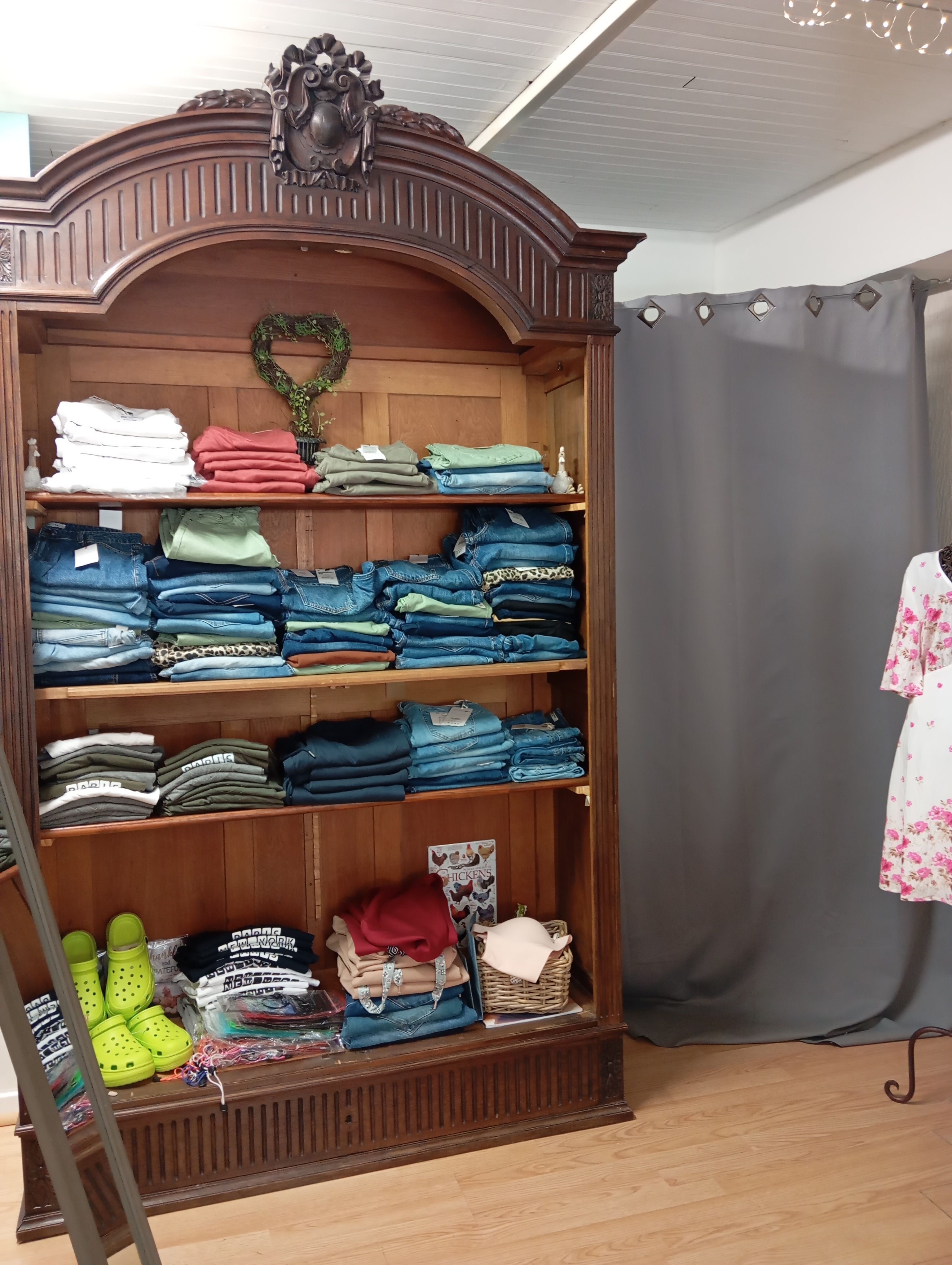 Boutique de prêt à porter à céder suite départ à la retraite.

Boutique créé il y 8 ans, ouverte à l'année, clientèle fidèle.

Prêt à porter femme du 36 au 54.

Possibilité de développer un corner homme.

Surface 38m2, petite réserve, toilettes et point d'eau.

Située en face d'une boulangerie.

Parkings gratuits dans tout le village.

Village de 2500 habitants, zone de chalendise environ 9.  000. La plus grande ville Alès est à 25km.

Village très touristique, arrivée du GR70 chemin de Stevenson, train à vapeur des Cévennes, nombreux gîtes et campings.

Petit loyer.

Tout reste en place.

Prix avec stock 14 000€
Prix sans stock 9 000€