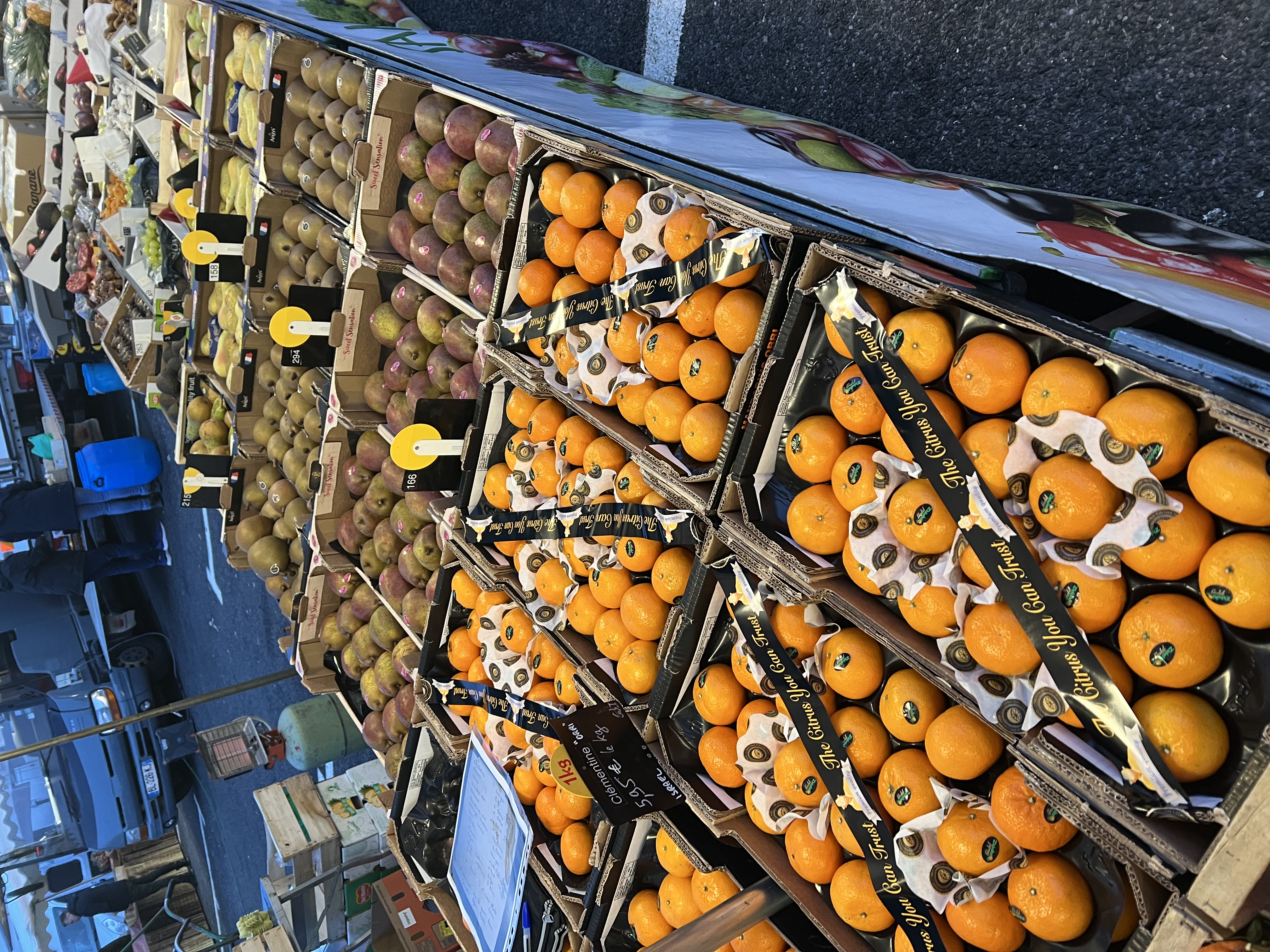 Cause retraite 
Vends Fond de commerce de fruits et légumes 
Existant depuis 3 générations sur les marchés 
Nous vous proposons l’acquisition d’un commerce florissant,doté d’une fidèle clientèle depuis plusieurs décennies,ainsi que tout le matériel.
2 grosses chambres froides 
2 poids lourds frigorifique (15 tonnes et 19 tonnes)
1 IVECO turbo Daily
9 parasols
Matériel pour 25 mètres d’étalages 
4 balances neuves (10 mois)
2 canons a air chaud (sovelor)
60 mètres de bâche d’entourage pour l’hiver 
Cette opportunité est idéale pour un entrepreneur ambitieux cherchant à investir dans un secteur dynamique.
Ne manquez pas cette opportunité unique.
Contactez-nous !
Par mail 
sylvie.montemont@orange.fr