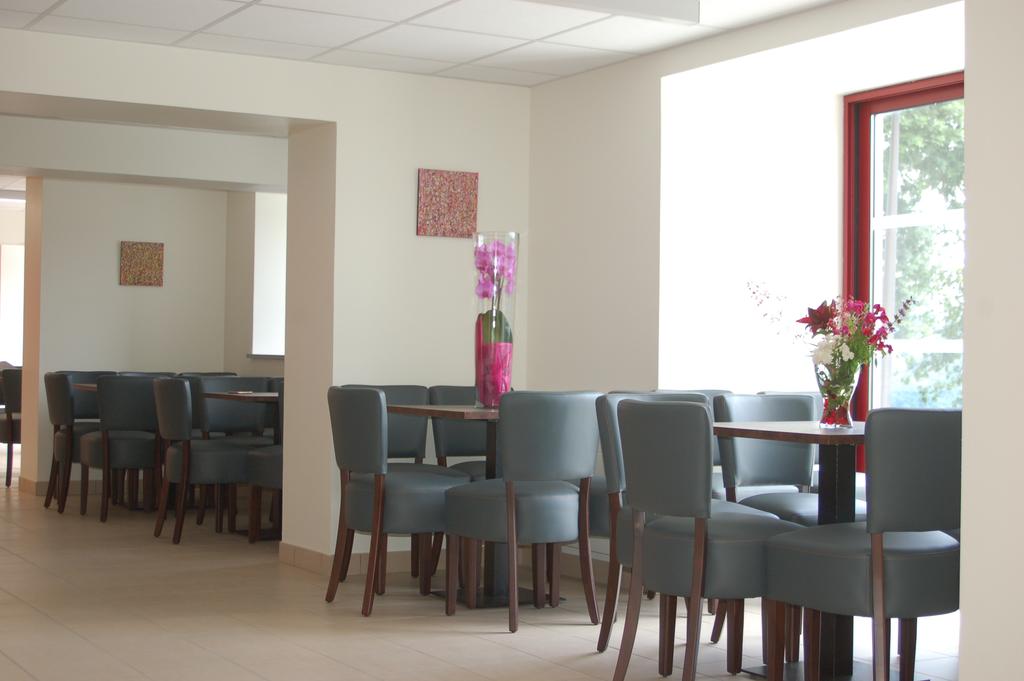 Le gite proposé en gérance (délégation de service public 2026-2031) inclut :
* au rez-de-chaussée, offrant la vue sur la vallée : 
    • une zone accueil, une salle d’activités, une salle de restauration et une cuisine attenante, 
    • un gîte PMR 3 personnes ;
* dans les étages dont le 1er accessible de plain-pied par l’arrière du bâtiment : 
    • le logement de fonction sur 2 niveaux avec 3 chambres ; 
    • 3 gîtes 5 couchages sur 2 niveaux ; 
    • 1 gîte 3 couchages sur 1 niveau ; 
    • 1 chambre 9 couchages en duplex ;
    • 3 chambres 5 couchages en duplex.
Soit une capacité d’accueil de 45 personnes + un logement de fonction (3 chambres).