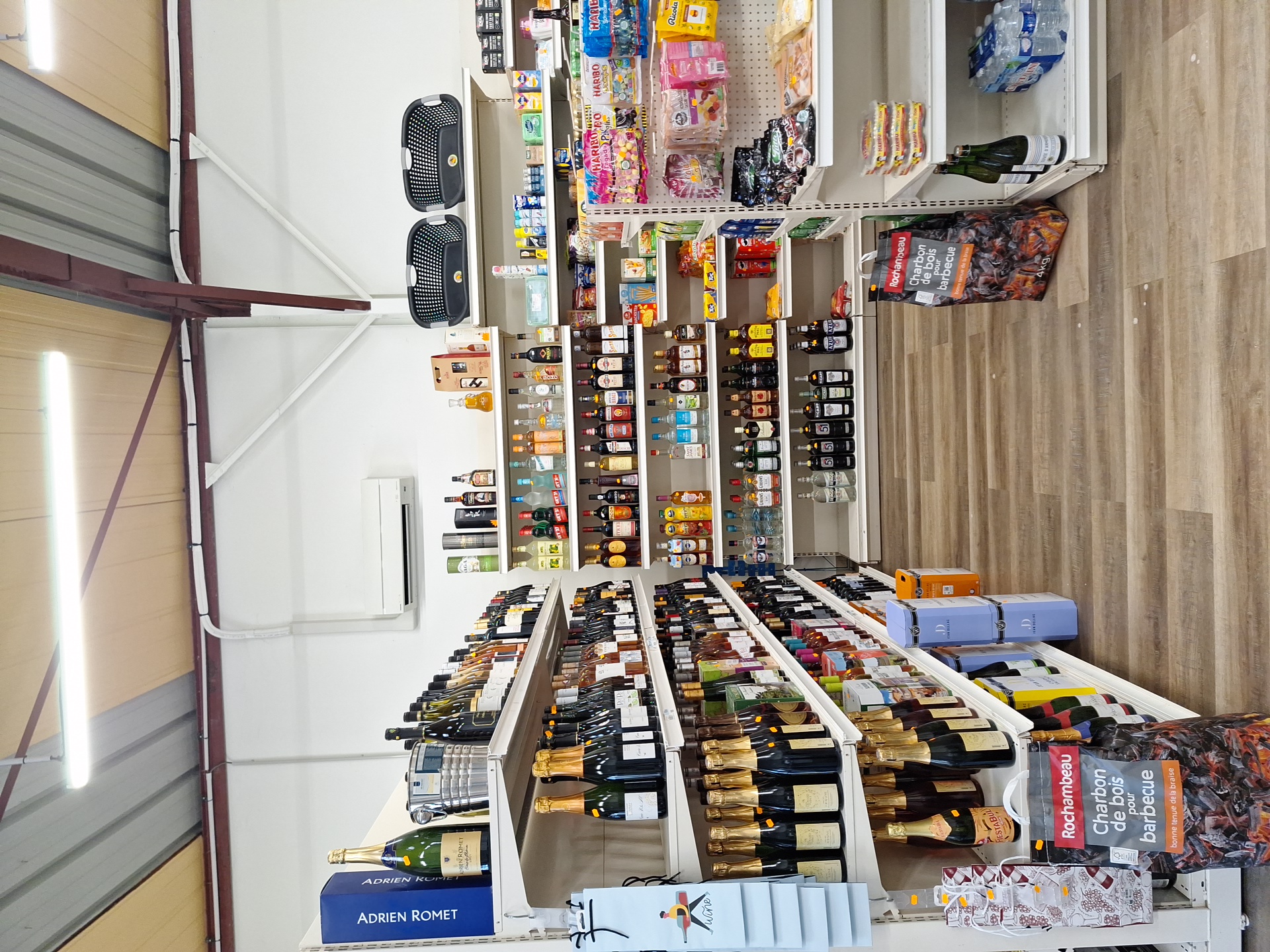 LES HERMITES - La retraite arrive, et vend commerce superette à la campagne d'une surface de 100m² de vente plus réserve. Très belle outil de travail et bien équipé dans un village dynamique. Epicerie existante depuis plus de 50ans. Faible loyer car mur appartenant au Communauté de Commune.
Renseignement possible après découverte du projet.
Accompagnement possible au démarrage.