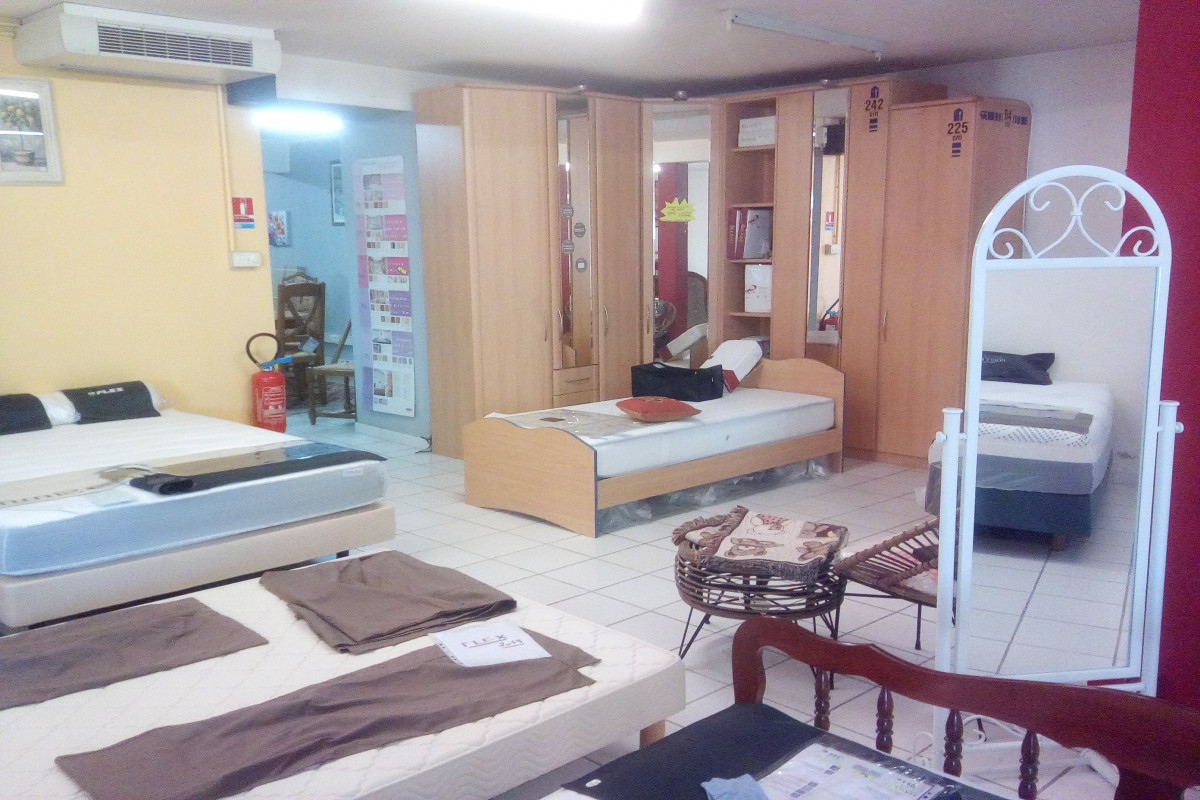 Vends fond de commerce d'électroménager, TV, meubles, literie, salons, cuisine etc... de 600m2 à Néris les bains dans l'allier. Magasin très bien placé avec deux entrées et avec grand parking clientèle gratuit dans une ville thermale à fort potentiel.