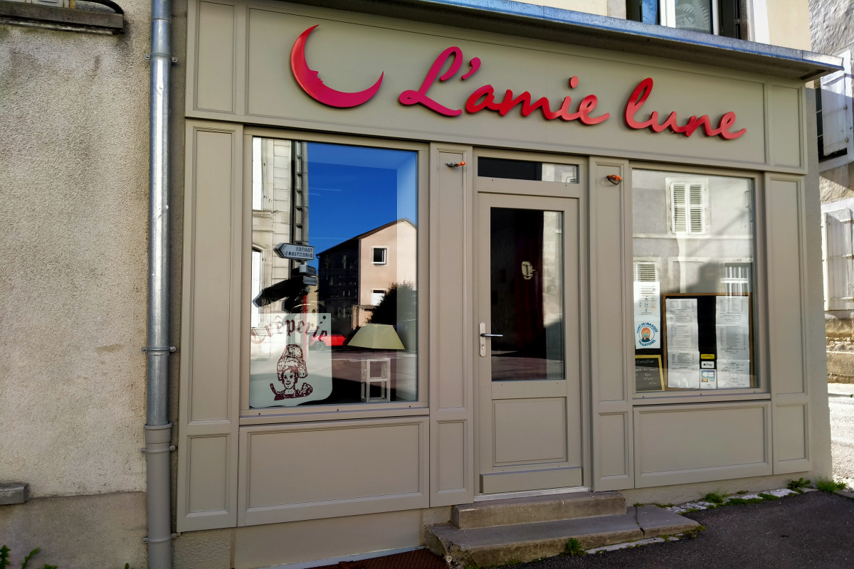 Creperie saladerie au coeur de la vieille ville de Neufchateau (6800 habitants).Le restaurant comprend 2 salles,une cuisine avec tout le matériel,wc,et une grande cave voutée sous toute la surface.
Au dessus un appartement tout confort avec une grande cuisine,salon,sdb,wc,deux grandes chambres,buanderie avec chaudière gaz de ville récente et un petit grenier.Nous vendons la totalité murs et fond cause retraite.Accompagnement et formation possible.