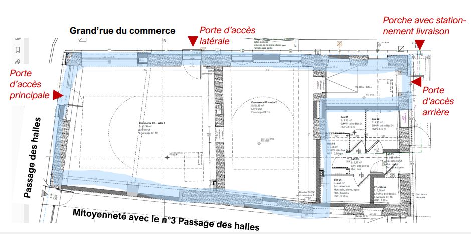 Au cœur d'un Ilot nouvellement réhabilité, à louer une grande cellule commerciale à aménager de 105.55 m2 (avec 2 caves) de plein pied, avec une belle devanture rouge vif. Située en centre ville, cette location comprend :
* 1 pièce avec une vitrine et un porte vitrée ouvrant sur un passage piéton ainsi qu'une vitrine et porte ouvrant sur une rue circulante. (cette pièce dispose d'un accès à une cave)
* 1 pièce contigüe à la première, disposant de 2 fenêtres donnant sur la rue  circulante
*  local de service muni d'une rampe donnant accès à l'arrière  de l'immeuble ainsi qu'à une cave.
Cellule commerciale brut de béton mais aménagement de base négociable. 
Mitoyenneté avec un autre commerce. 
Loyer envisagé : 550€ pouvant être revu si une aménagement de base en demander à la collectivité. 
Nature du Bail commercial : 9 ans