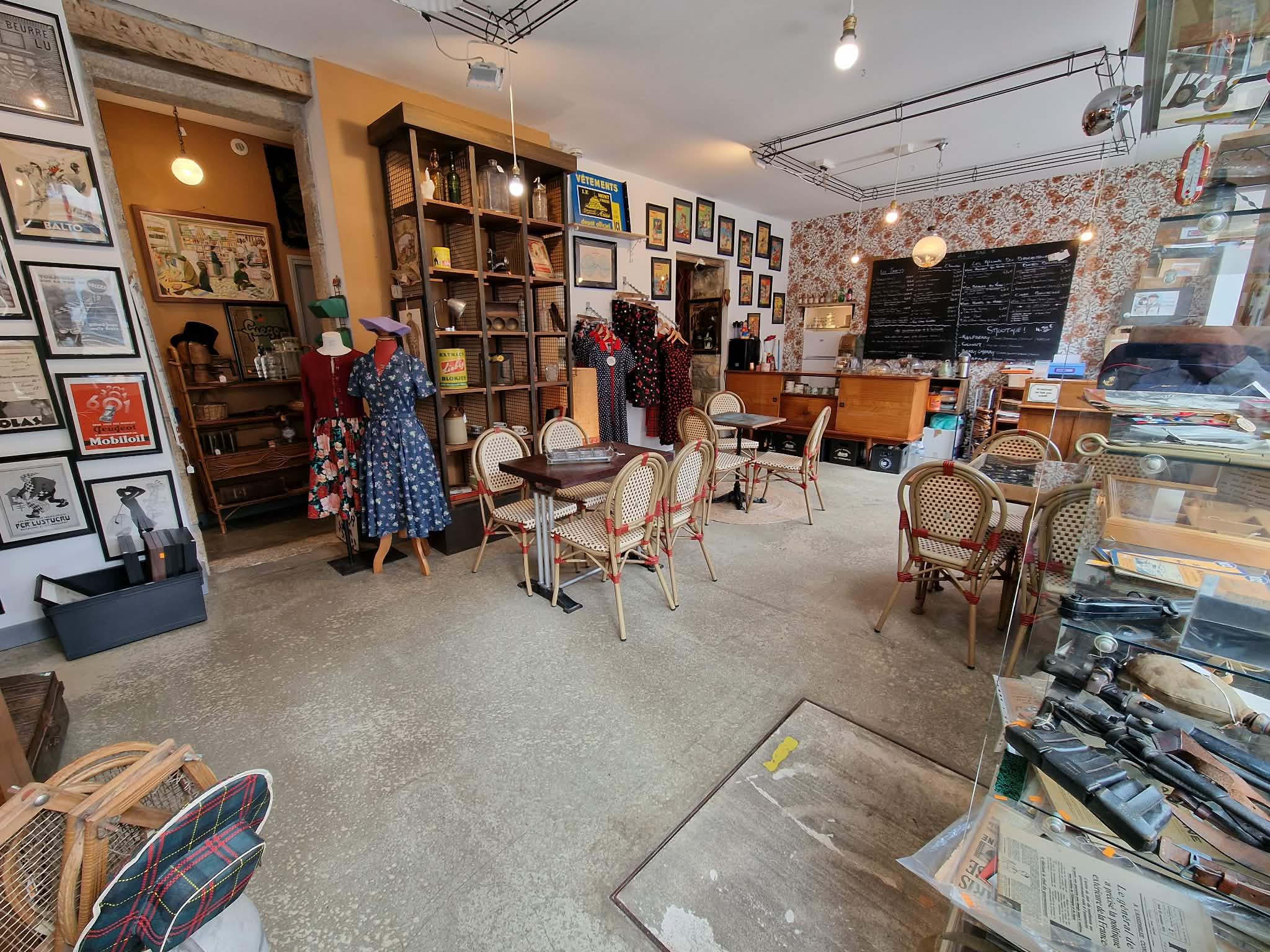 EMPLACEMENT N°1
À vendre, boutique de charme et atypique, idéalement située en plein centre-ville, entre le Château et la place du Martray, dans une rue passante à forte visibilité.
Ce local est parfait pour un entrepreneur souhaitant créer un lieu unique et développer un concept original dans un environnement dynamique!

-LE LOCAL
Surface d'environ 80m2, très bien agencée en plusieurs espaces modulables.
Très bon état général
Aucun travaux à prévoir
WC+point d'eau
Accès PMR
Parking à proximité

-EMPLACEMENT & VISIBILITE
Emplacement premier choix en centre-ville
Rue commerçante avec bon flux piéton
Vitrine d'angle de 17m linéaires
Excellente visibilité et fort impact commercial

-EXTERIEUR
Possibilité de location de terrasse semestrielle ou annuelle

-INFORMATIONS COMMERCIALES
Bail 3/6/9 en cours
Loyer attractif
Licence III+ licence Petit Restaurant
Possibilité éventuelle d'achat murs RDC également (mise en relation avec le propriétaire)

-ACTIVITES POSSIBLES
Local idéal pour de nombreux concepts:
Concept store
Salon de thé/ Bar à vin
Prêt-à-porter
Brocante/dépôt-vente
Fleuriste
Boutique de créateur
Epicerie fine
Boutique de souvenirs
Showroom/espace évènementiel
Chausseur
Onglerie
Librairie
Assurance
Parfumerie
Franchise acceptée...

-PRIX DE VENTE
49 500€

-INFOS COMPLEMENTAIRES
Local offrant un fort potentiel de développement, idéal pour un projet original dans un emplacement stratégique.
Pour toute information complémentaire, visite ou photos supplémentaires, merci de me contacter en message privé.