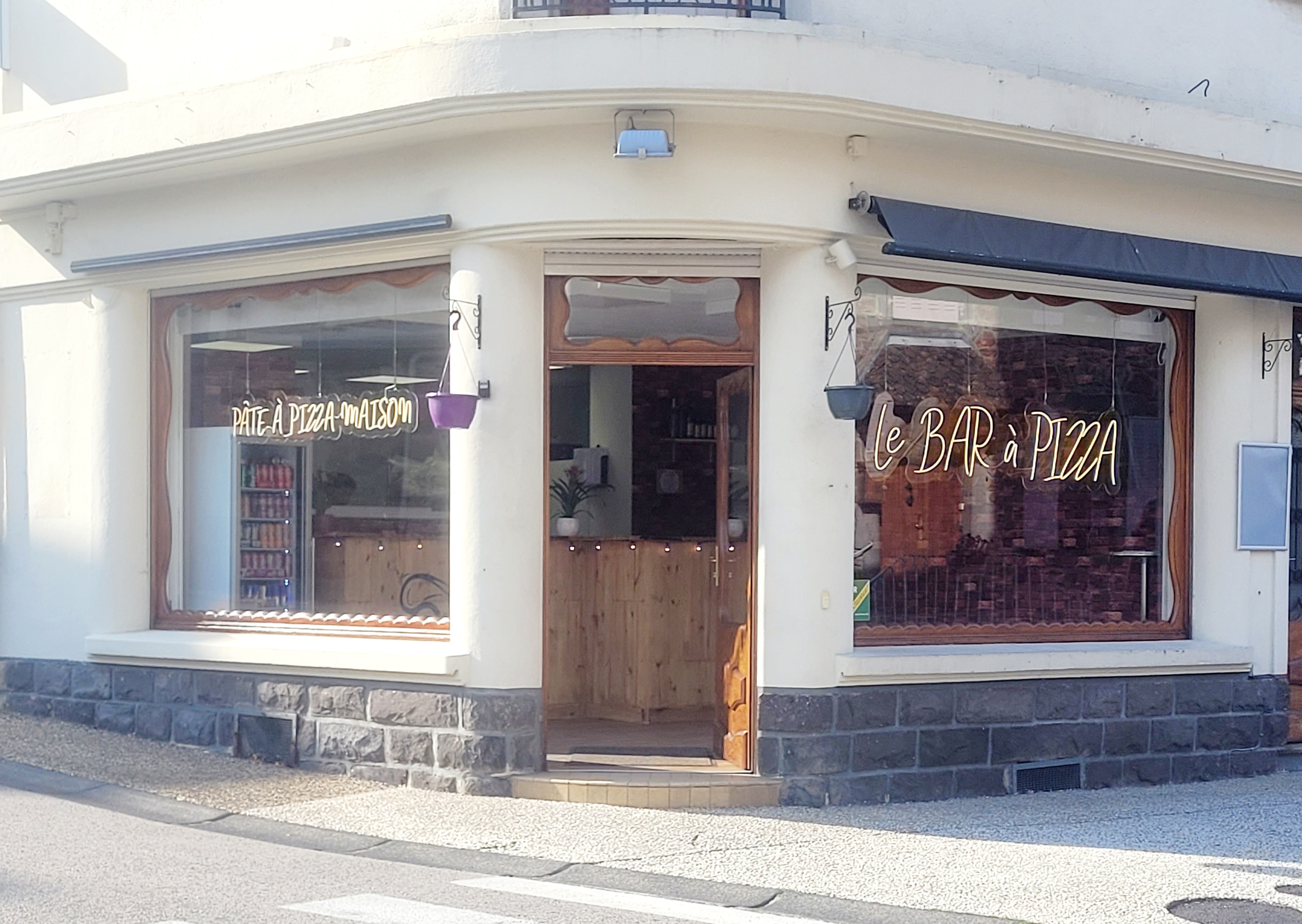 A Vendre Fond de commerce Pizzeria avec 2 Distributeurs automatiques à pizza et 1 distributeur à boissons .
Au Cœur du village à 8 min de la Bourboule et 15min du MontDore,exerçant depuis 5ans et  situé dans une région touristique et sur axe passant , visibilité assurée. 
Situé dans le puy de dôme a 15min des pistes de ski et à 45min de clermont ferrand. 
Local est divisé en 2 pour la surface de vente et la cuisine , une autre surface pour la plonge et une cave .
Sous bail commercial pour le local et les distributeurs. 
Développement du commerce a la demande des clients: snacking : Burgers , frites, panini, salades, plats ... à emporter 
Le  commerce est ouvert du mardi au samedi : le soir uniquement 
Possibilité d'ouverture le midi : plat du jour 
Actuellement c'est une pizzeria en vente à emporter , vous aurez la possibilité de moduler l'intérieur pour accueillir sur place ( env.10pers) 
Aucuns employés a reprendre 
Loyers attractifs : local et emplacement distributeurs 
C.A en évolution 
Prêt a travailler, vous avez tout le matériel nécessaires .
 
1er contact par téléphone aucuns éléments comptables ne sera communiqué par mail/SMS... uniquement lors d'une visite sérieuse et crédible dans son financement 
Curieux s'abstenir !