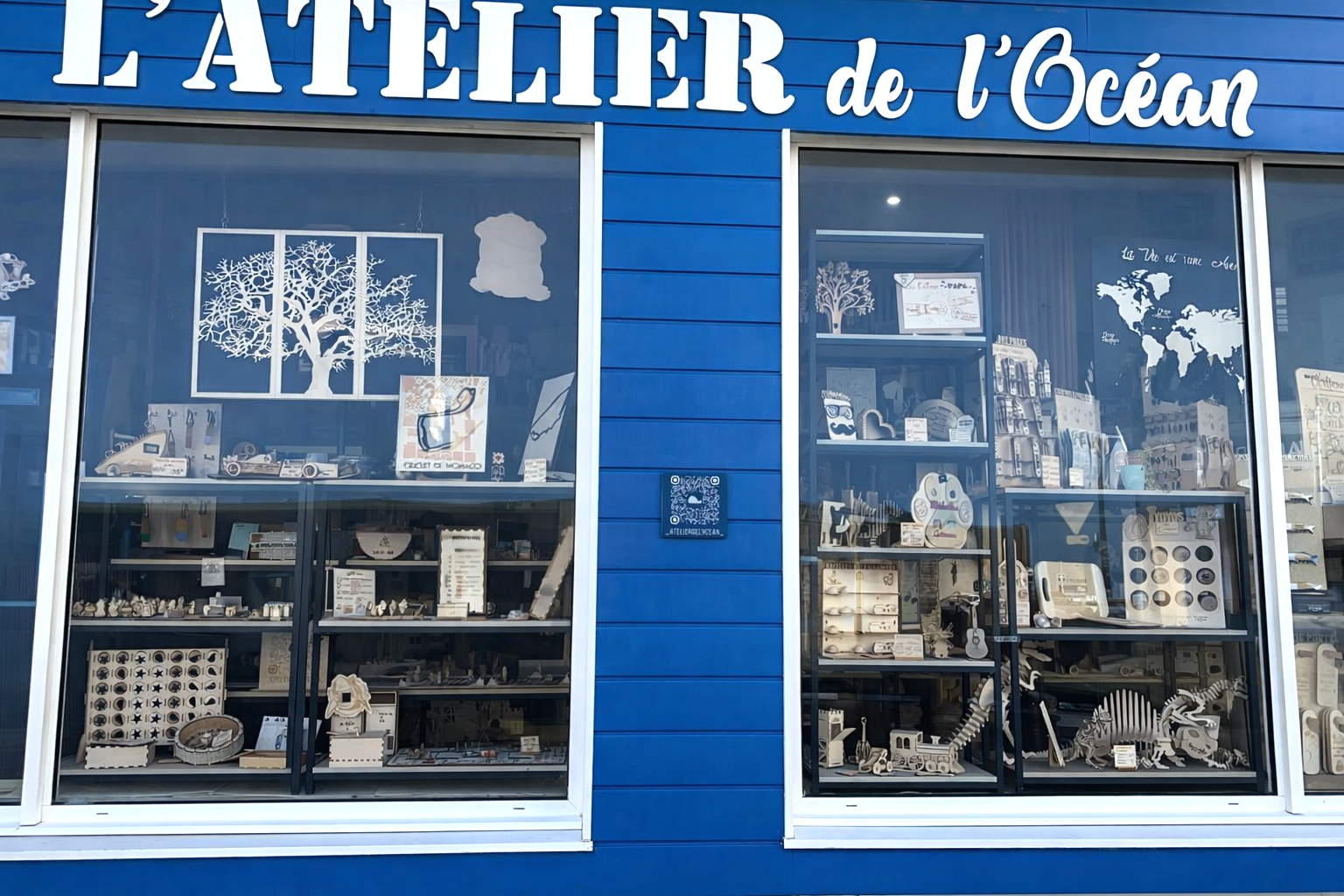 fonds de commerce: Atelier de découpe laser pour particulier et professionnel, articles publicitaires, souvenirs ,trophées sportifs, maquettes 3D, jeux de société, tous nos articles sont fabriqués en bois. Le loyer est de 670HT. Une mise en route pour la gestion du logiciel peut être proposée. Machine laser TROTEC sous contrat de maintenance jusqu'en fin février 2027.