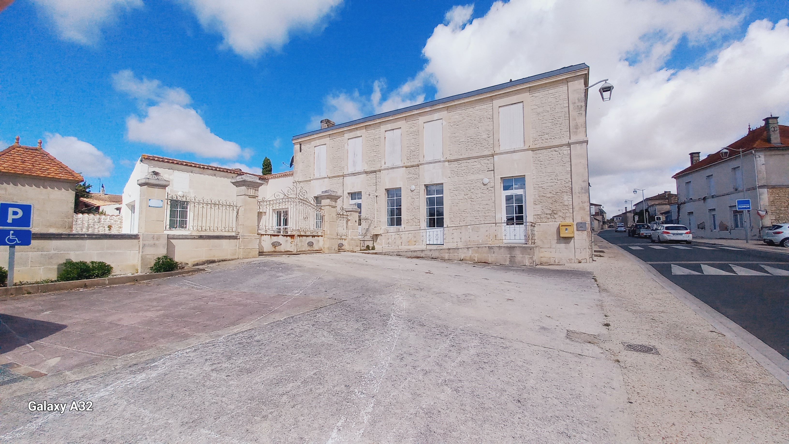 Epicerie vide de tout équipement, prête à être aménagée selon les besoins.
Local d'environ 103 m² entièrement rénové, en centre bourg, sur l'axe Bordeaux - Royan (environ 5000 véhicules / jour le week-end).
Parking à proximité.
Objectif : Avoir un exploitant capable de proposer une offre pérenne, attractive et adaptée aux besoins des 500 habitants.
Loyer de 440 € HT. Dans le cadre d'une aide à l'installation, la commune a décidé de réduire celui-ci à 340 € HT, les 6 premiers mois.
Deuxième local à côté pour y implanter un snack-bar.
Date ouverture souhaitée : 1er décembre 2026 au plus tard.
Date limite de dépôt de dossier : 15 octobre 2026
Visite possible sur rendez-vous