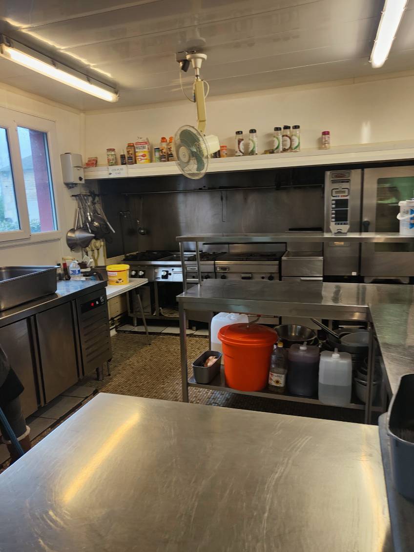 À vendre restaurant 160000€
Ouvert du lundi au vendredi 16h fermé tous les weekends et jours fériés 
6 semaines de vacances
EBE 87680€
Axe très passant sud Deux-Sèvres