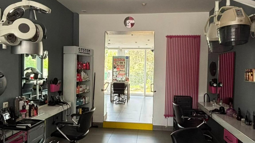À céder pour cause de départ à la retraite anticipée, ce salon de coiffure bénéficie d'un emplacement stratégique et d'une clientèle fidèle depuis plus de 30 ans. Une opportunité idéale pour une première installation ou un projet de développement.

- Localisation : plein centre-ville de Moreuil (commune dynamique de près de 4 000 habitants).
- Stationnement : très facile et gratuit avec un grand parking situé en face de la boutique.
- Superficie : 
Salon 56m²
Local du personnel 28m²
Cave de stockage 25m² 
Garage 20m²

- Agencement : Espace coiffure et lumineux équipé de 10 postes de coiffage, 3 bacs à shampoing et 1 siège barber dédié. Une salle de pause pour le personnel, entièrement rénovée récemment. Un garage privatif attenant (idéal pour stockage ou véhicule

- Energie : chauffage au fuel
- Bail commercial : loyer attractif de 750€/mois.

- Historique : établissement crée et exploité avec succès depuis 1994. Clientèle locale et fidèle, forte notoriété
- Chiffre d'affaires : 140 000€ HT (moyenne lissée sur les 3 derniers exercices de 11mois), activité stable et saine.

Equipe en place : 1 dirigeante (cédante), 1 salarié en CDI à temps plein, 1 apprentie et 1 employé de ménage (3h/semaines).

Prix du fonds de commerce : 99 000€Accompagnement de repreneur si besoin