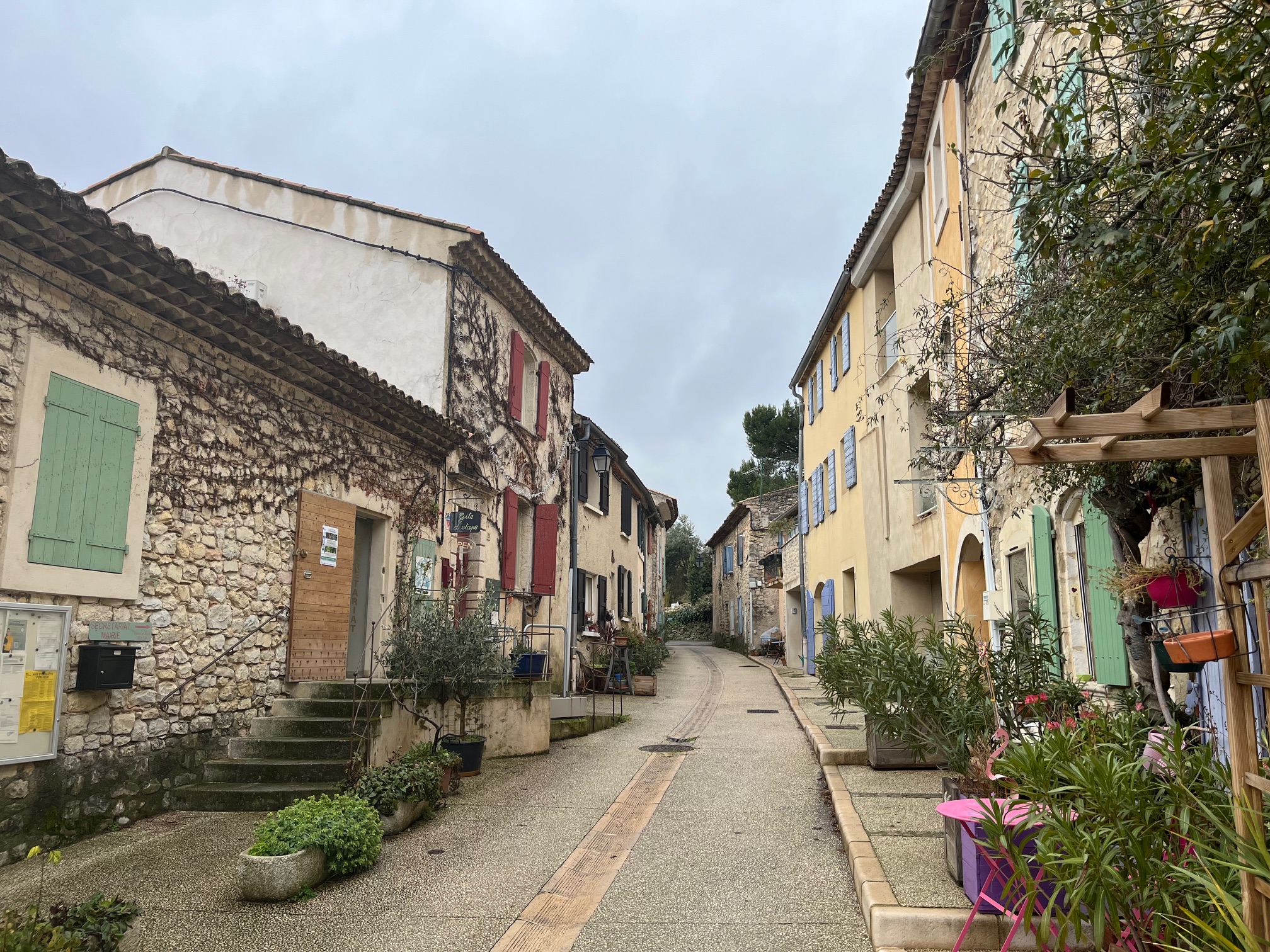 La commune de Vitrolles-en-Luberon (84) recherche un exploitant passionné pour animer un tout nouveau bar-restaurant multiservices et un gîte d'étape, situés dans un cadre exceptionnel au cœur du village.
Le lieu :
•	Bar-Restaurant Multiservices : Un espace moderne et convivial comprenant une salle de restaurant chaleureuse, une cuisine professionnelle entièrement équipée, un bar accueillant, un espace de stockage pratique et une terrasse privative ensoleillée.
•	Gîte d'Étape : Un hébergement confortable pour les randonneurs et les touristes, avec un dortoir spacieux, des chambres agréables et une salle de détente commune.
•	Salle Polyvalente : Possibilité d'organiser des événements et des animations grâce à la salle polyvalente communale (salle du Moulin).
Votre mission :
•	Créer un lieu de vie et de rencontres pour les habitants et les visiteurs.
•	Proposer une cuisine de qualité mettant en valeur les produits locaux et les saveurs de la Provence.
•	Offrir un hébergement confortable et un accueil chaleureux aux touristes.
•	Développer des services complémentaires pour répondre aux besoins de la clientèle (point internet, dépôt de pain, etc.).
Les conditions :
•	Contrat : Convention d'Occupation du Domaine Public (CODP)
•	Durée : 36 mois, renouvelable une fois pour une durée d'un an.
•	Redevance annuelle : 8 400 € HT
•	Dépôt de garantie : 5 000 € TTC

Vous êtes :
•	Un professionnel de la restauration et/ou de l'hôtellerie avec une expérience réussie.
•	Un entrepreneur créatif et motivé, avec un projet d'exploitation original et ambitieux.
•	Sensible à la valorisation du territoire et au développement du tourisme durable.

Intéressé(e) ?
Demandez la communication du dossier de candidature complet à la commune : mairie@vitrolles-en-luberon.fr - Tél : 04.90.77.82.01
Date limite de dépôt des candidatures : 12 février 2026 à 12h