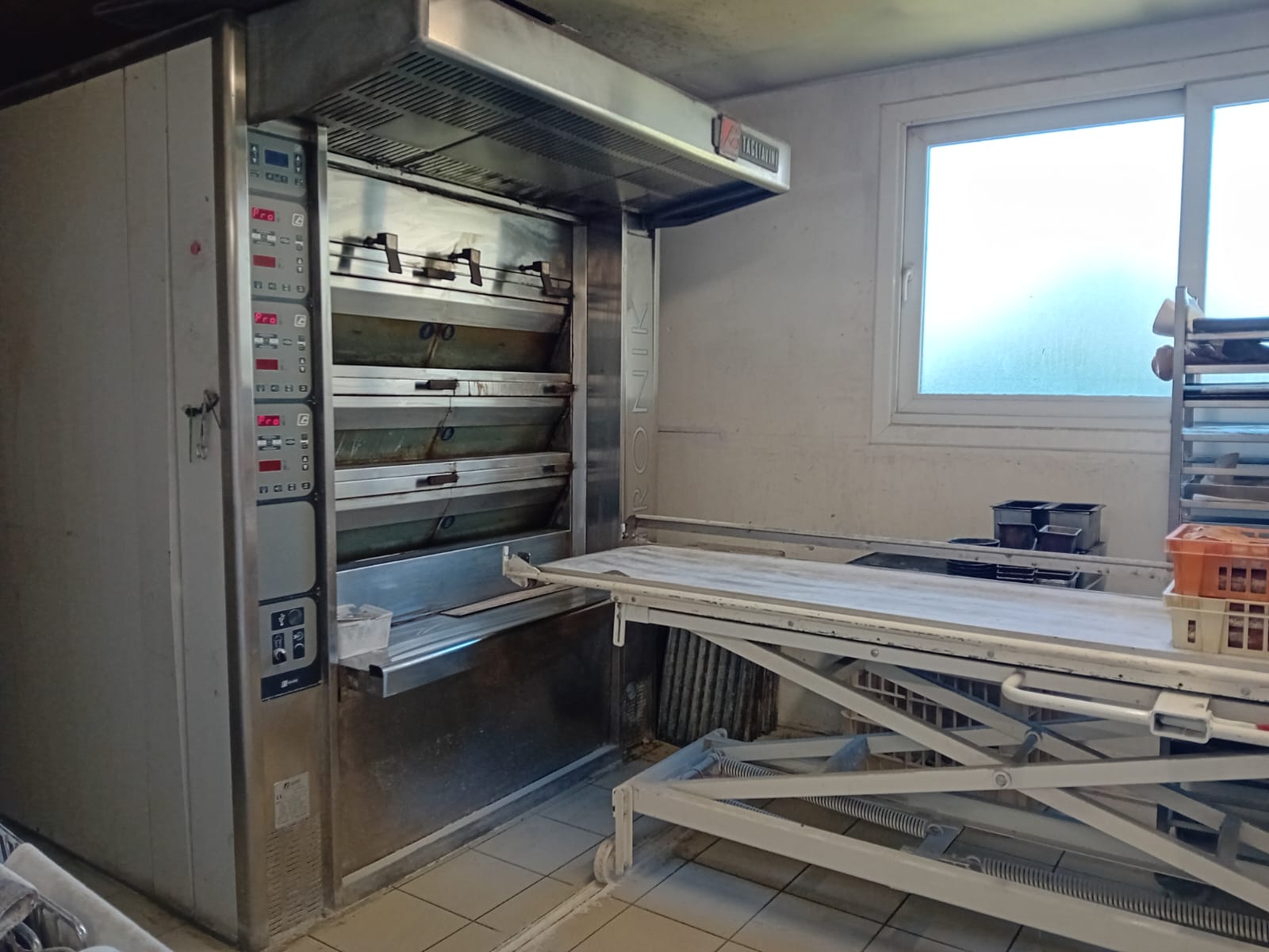 La commune de Lévaré située dans la mayenne en région Pays de Loire recherche un artisan boulanger(e)- pâtissier(e)) pour une location gérance. 
LÉVARÉ est un village de 300 habitants,  situé sur l'axe routier GORRON - FOUGERES (1200 voitures/ jour). 

La boulangerie est équipée de l'ensemble du matériel nécessaire à la fabrication du pain et des pâtisseries. Le local a été rénové en 2022. Accès PMR.

Un logement avec cour privative est compris dans la location. Au RDC se trouve une cuisine, une salle à manger, une salle de bain et un toilette. A l'étage : 3 chambres, 1 bureau et une salle de bains avec toilette.

 Loyer attractif 655 € TTC (bail commercial + logement)

Les boulangeries les plus proches se situent à 9 km. 
Dans le village, se trouvent une école, un restaurant et plusieurs entreprises.

Pour tout renseignement, veuillez vous adresser à la Mairie de LÉVARÉ,
Tél 02.43.08.63.74 ou Mr le Maire Patrick Desmaires au 07.68.22.81.34
mail : mairie.levare@wanadoo.fr