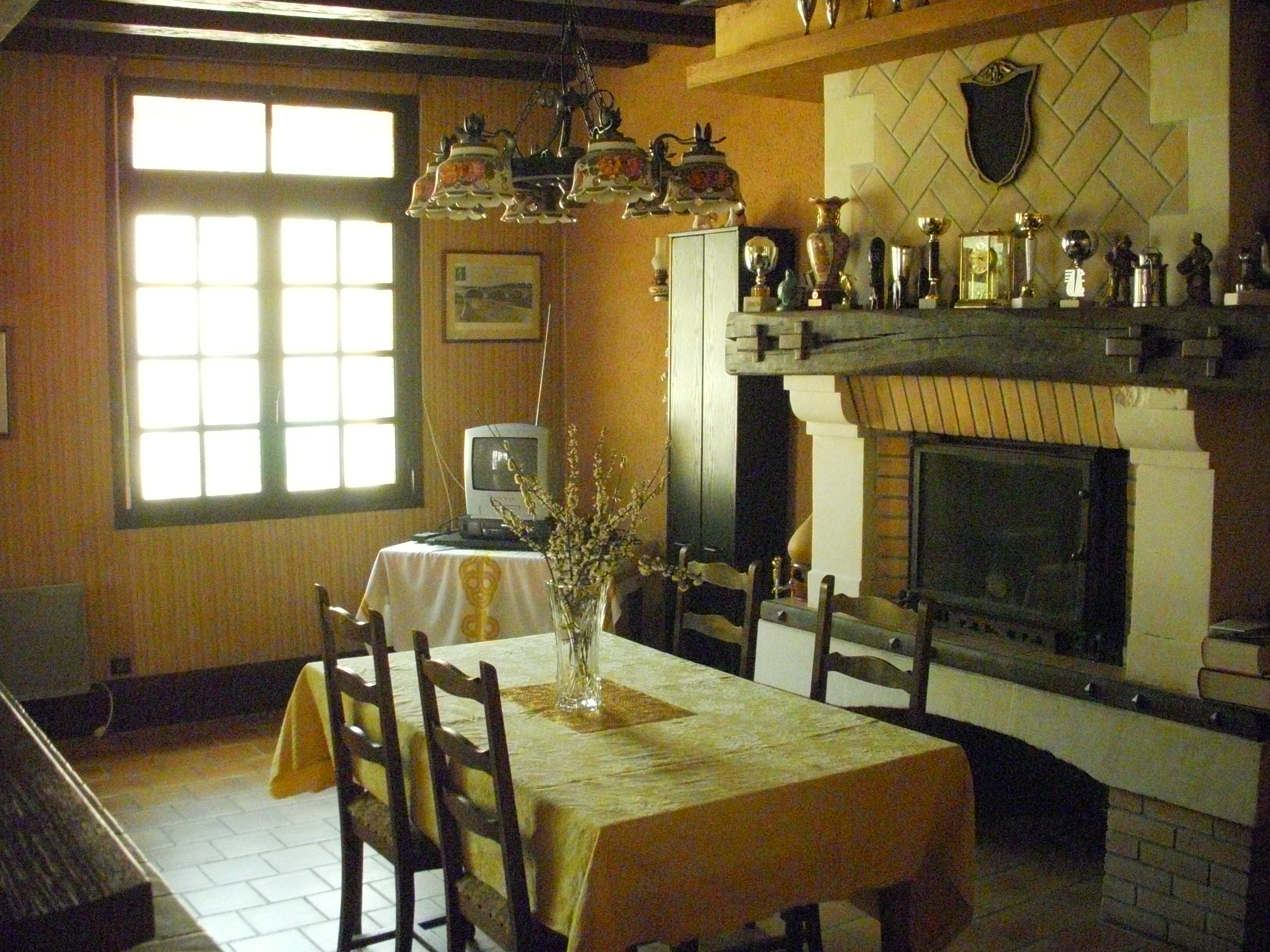 Beau lieu sur placette, resté entretenu dans sa tradition, qui fut le coeur de vie de ce village 
- comportant plusieurs grandes salles à réadapter pour diverses activités nécessaires dans ce village
- salle d'accueil avec insert et magnifique bar
- grand espace vert arboré et entièrement muré avec puits fonctionnel, orienté plein sud
- près de grands axes routier et ferroviaire