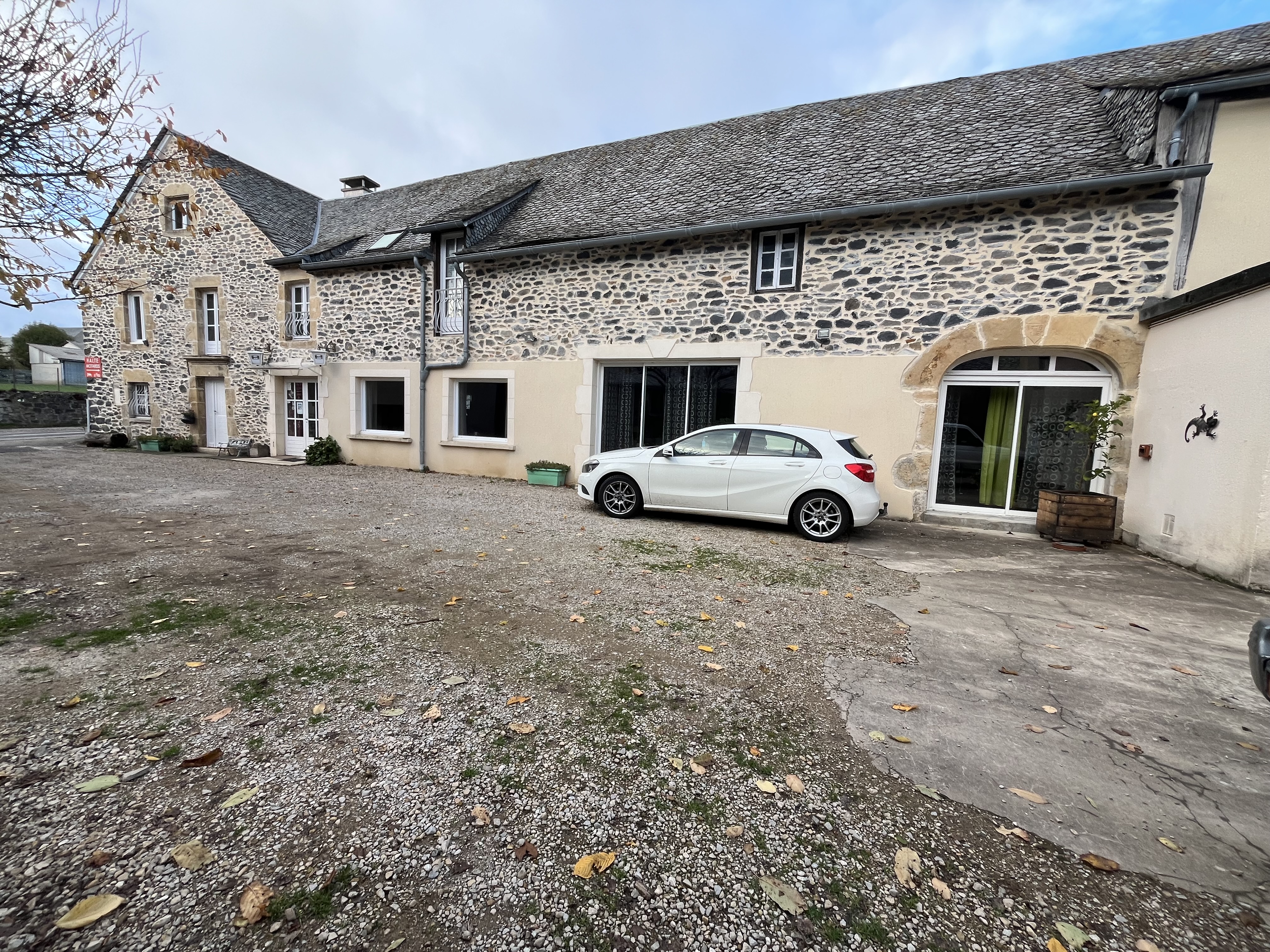 Etablissement situé dans le hameau de Salgues sur la commune de Condom d’Aubrac.
Il se situe  au bord de la route départementale 987: départementale très fréquentée en toute saison. 
Culminant à 850m d'altitude située au sein du Parc Naturel Régional de l'Aubrac à 12km de village Aubrac, 20km de Laguiole et à proximité de la vallée du lot. 
Actuellement cet établissement est notre deuxième activité  il est ouvert en fonction de notre planning. 
Nous recherchons un repreneur afin de pouvoir offrir à la population un lieu de convivialité. Fort potentiel à développer
Ensemble immobilier organisé autour de 3 bâtiments :
Bâtiments principal avec Licence IV : 
- Bar de 50m2
-  Une salle de restaurant de 70m2 pouvant accueillir 90 personnes
-  Une cuisine de 30m2 
- Un wc
A l'étage, un appartement de 85m2
- Salon
- 3 chambres de grands volumes
- Dressing
- Bureau 
- Un grenier de 70m2 pouvant offrir un autre potentiel.
Bâtiment secondaire : Ancien hôtel transformé en gîte.Tout le rez de chaussée faisant office de pièces annexes ( atelier, cellier...).
Le gîte de 85m2 est à l'étage, il est en très bon état et a été récemment rénové. Il offre à la clientèle une cuisine toute équipée ouverte sur le salon avec vue panoramique ; une terrasse pour profiter de l'extérieur
- 3 chambres
-  salle d'eau 
-  wc
- Terrasse
Il est parfaitement bien équipé, la décoration est soignée et chaleureuse.
Le Garage 
Au dessus du garage un petit logement de 22m2 : 
une chambre avec salle d'eau
- une cuisine
wc.
Ces logements sont loué sans aucune difficulté.
Les bâtiments forment une cour intérieure et la propriété dispose d'un très beau terrain avec vue panoramique à l'arrière du gîte ainsi qu'un terrain de pétanque.
L'ensemble de la propriété est chauffé grâce à une pompe à chaleur.
Dernièrement 24 panneaux photovoltaïques ont été installés (sur la toiture du gite) visant l'autoconsommation électrique.
Tous les projets sont les bienvenus! Contactez nous pour plus d'information.