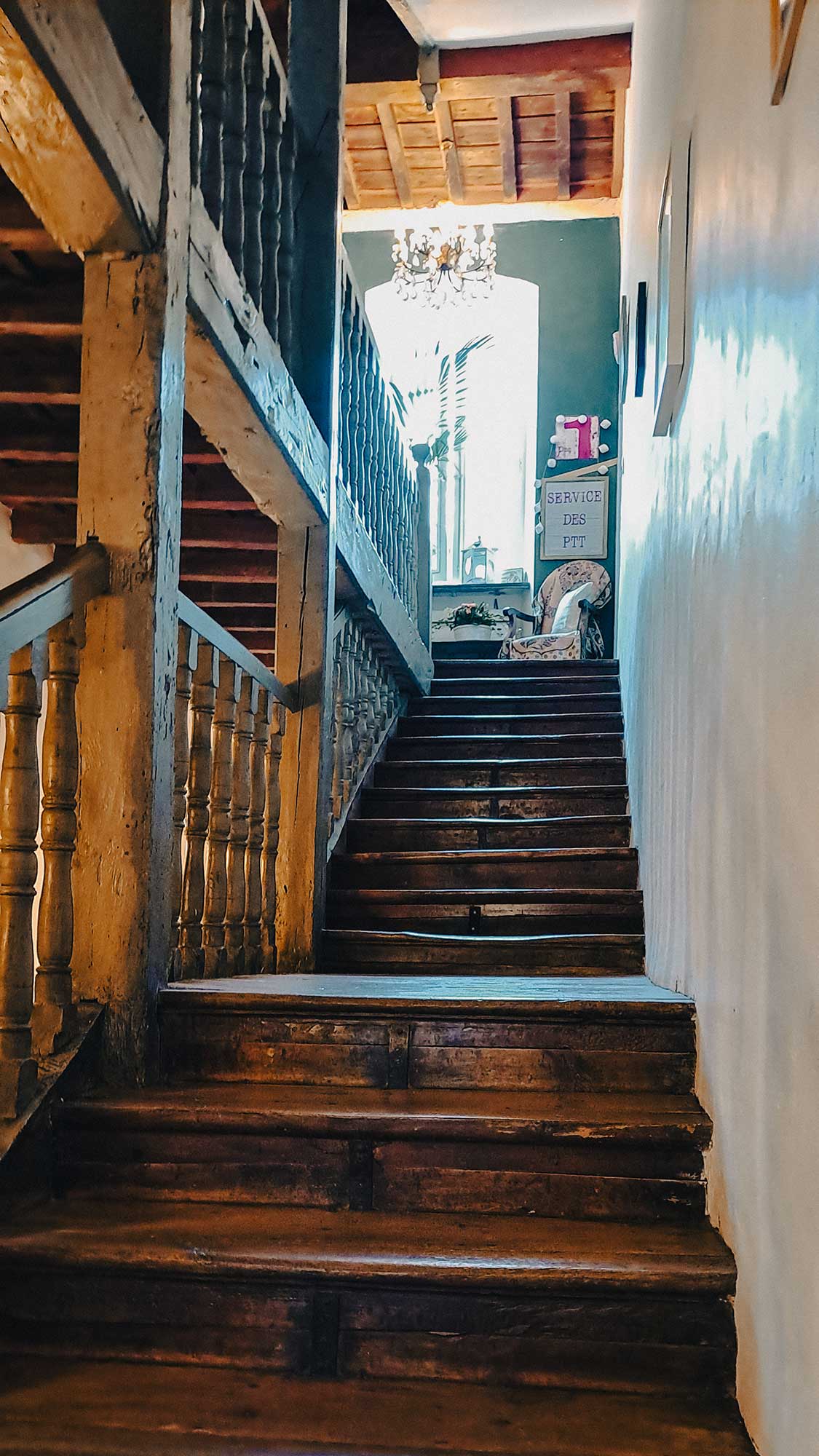 Opportunité Exceptionnelle et rare : Chambres d'Hôtes de Charme au Cœur d'une Cité Médiévale UNESCO dans les Pyrénées orientales.
Saisissez une opportunité rare d'acquérir une magnifique propriété de chambres d'hôtes nichée dans les remparts d'une cité médiévale fortifiée par Vauban, classée au patrimoine mondial de l'UNESCO. Cette superbe bâtisse en pierre, entièrement rénovée avec goût, allie élégance, raffinement et histoire pour offrir une expérience unique à ses visiteurs.
Un Bien d'Exception Sans Travaux à Prévoir
D'une superficie de 300 m² répartis sur quatre niveaux (R+3) et bénéficiant d'une exposition plein sud, cette propriété comprend :
•	Quatre chambres d'hôtes de charme prêtes à accueillir vos futurs clients.
•	Une salle de petits déjeuners conviviale.
•	Un logement de fonction spacieux.
Au total, le bien offre 7 à 8 pièces, toutes décorées avec soin où l'histoire des lieux se mêle harmonieusement au confort moderne. Aucuns travaux n'est à prévoir : la toiture est en excellent état et toutes les fenêtres sont en doubles vitrages.
Emplacement Stratégique et Rentabilité Avérée
Idéalement située à l'entrée principale de la cité, la propriété bénéficie d'un emplacement de premier choix sur un axe routier très fréquenté, reliant la mer et la montagne. Elle se trouve à seulement 1 heure de Perpignan et 1 heure de l'Andorre, garantissant un flux constant de visiteurs.
Avec un prix moyen par chambre de 110€, cette activité de chambres d'hôtes présente une rentabilité avérée.
Prix de Cession
L'ensemble des murs et du fonds de commerce est proposé au prix de 360 000€.
https://anciennepostedelacite.com/photos/