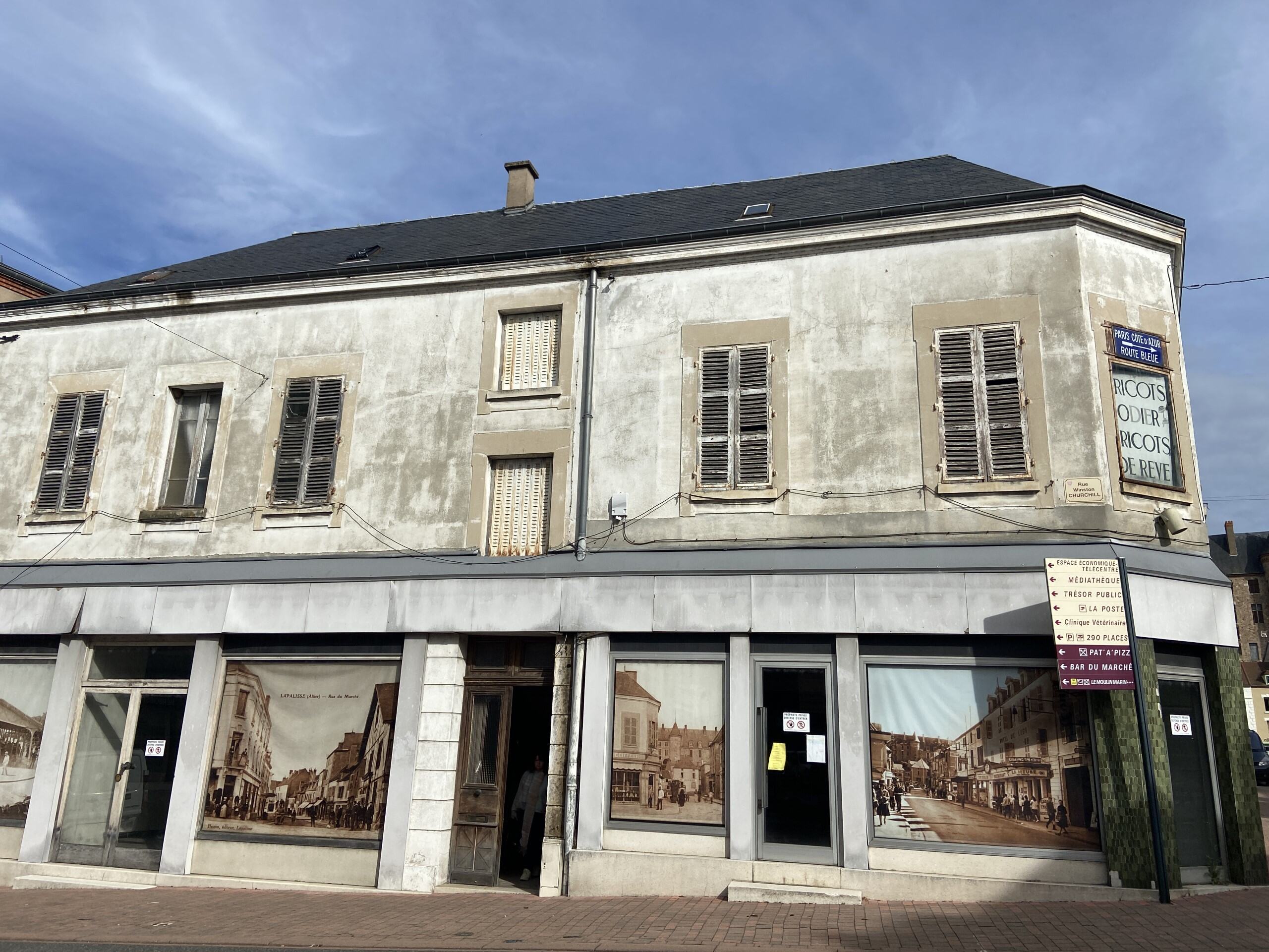Opportunité de Local Commercial au Cœur du Centre-Ville 

La Commune met à disposition un local commercial de 100 m², idéalement situé en plein centre-ville.
Adresse : 1 rue Winston Churchill, 03120 LAPALISSE

Dans le cadre de sa politique de dynamisation du centre-ville, la Commune recherche un projet qualitatif et engagé. 
L’activité proposée devra contribuer activement à l’animation du secteur, l’attractivité du centre-ville et au développement de l’offre commerciale de proximité, tout au long de l’année.

Important : les activités relevant du secteur tertiaire ne sont pas éligibles. Ce local est destiné à un commerce générant du passage et de la vie locale.
Aménagement sur-mesure.

Loyer : à définir

Vous avez un projet qui peut dynamiser le coeur de ville, créer du lien et enrichir l'offre de proximité ?
Contactez le Service du Développement économique dès maintenant et construisons ensemble un lieu vivant et attractif :
Tél : 06 73 68 25 44 ou 04 70 99 76 11
Mail : yan.tang@cc-paysdelapalisse.fr
