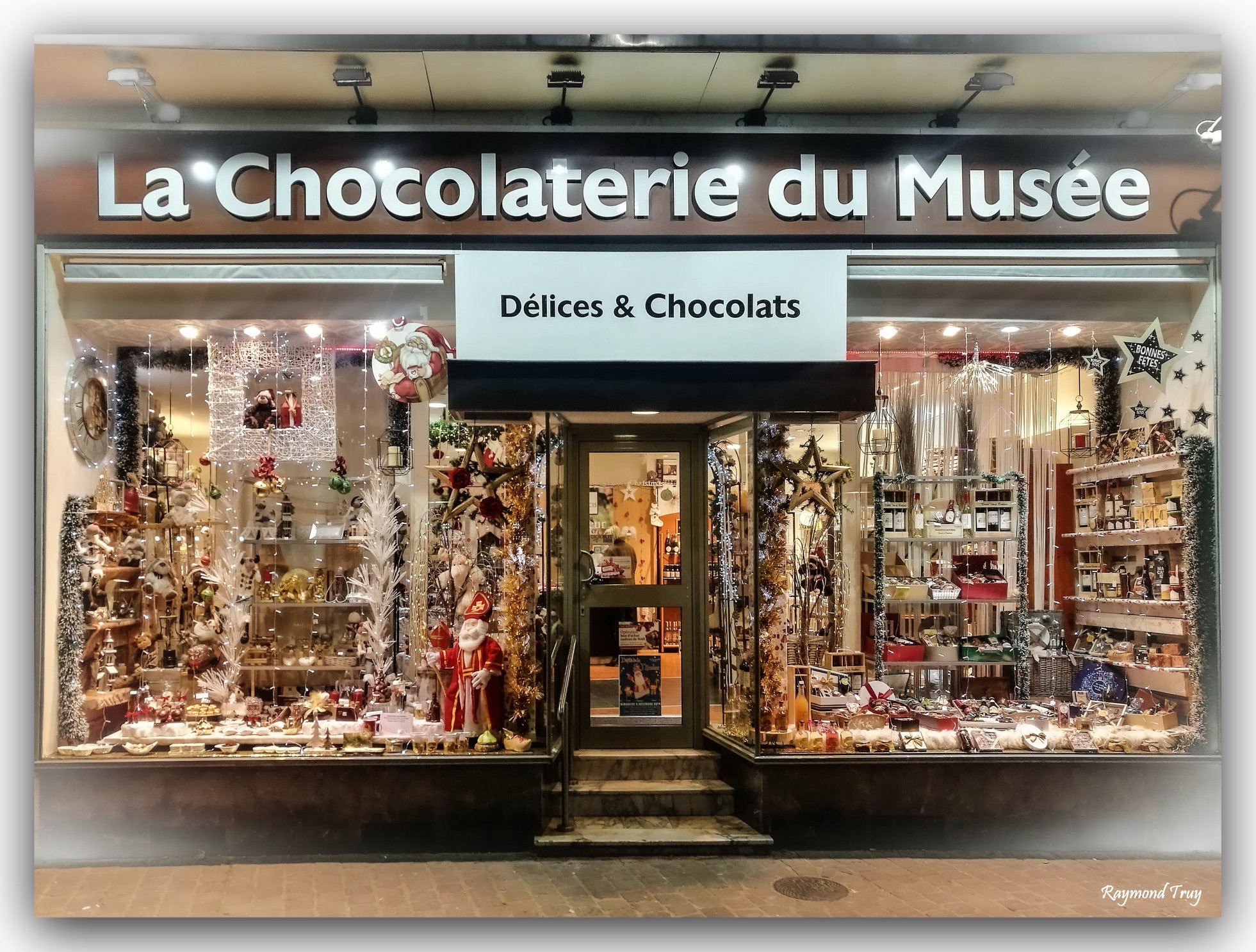 Chocolaterie (vente) , confiserie, paniers garnis, dragées.
Situé en Centre Ville, emplacement n° 1. Proches de toutes les commodités (parking, musée, cinéma, commerces, théatre.)
Faible loyer. Locaux 75 m2 (aménagements et équipements de qualités)
Chocolaterie créée en 1994 (vente cause retraite)