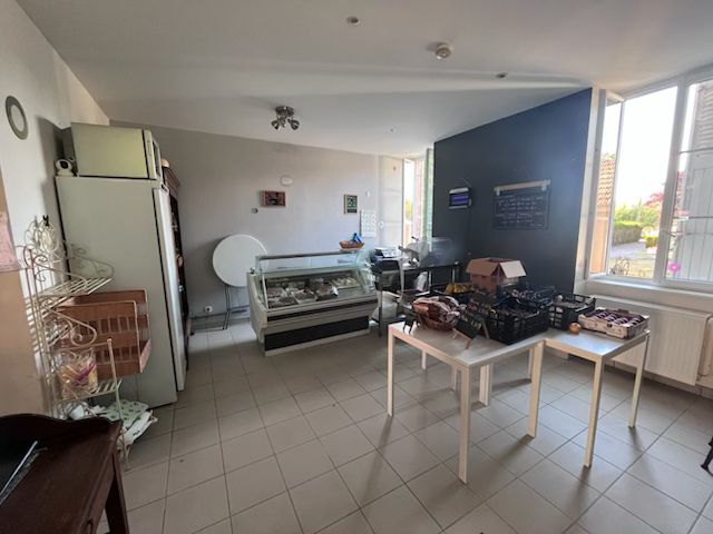 Titre : Cession fonds de commerce multi-activités + Logement au pied du Morvan (71)
Prix de vente : 34 900 €

Loyer du commerce : 250 € HT / mois

Logement de fonction : Indissociable du commerce (détails sur demande)

Secteur : Proche Autun & Chalon-sur-Saône | À 1h30 de Dijon

Activités : Restaurant / Bar / Épicerie de village / Dépôt de pain (tous les jours) & journaux (dimanche)

Le Cadre & L’Emplacement
Saisissez l'opportunité de reprendre un commerce convivial au cœur d’un village dynamique au pied du Morvan. Implanté dans un cadre magnifique au bord de la rivière Arroux, cet établissement associe activité clé en main et cadre naturel privilégié.

Inclus : Logement au 1er Étage (Indissociable)
Bénéficiez de la possibilité de vivre directement sur votre lieu de travail grâce à l'appartement privatif situé juste au-dessus :

Appartement au 1er étage comprenant 2 chambres.

Idéal pour s'installer immédiatement sur place sans logistique complexe.

Des Équipements Professionnels Complets
Cuisine entièrement équipée pour une exploitation immédiate :

Piano de cuisson professionnel.

Four vapeur performant.

Matériel complet et fonctionnel pour la partie restaurant et épicerie.

Une Clientèle Fidèle et Un Village Dynamique
Vie locale animée : Présence d'une école maternelle et primaire dans le village, renforcée en septembre par l'ouverture d'une Maison d'Assistants Maternels (MAM), garantissant un flux quotidien de familles.

Services de proximité :

Dépôt de pain quotidien.

Dépôt de journaux le dimanche, assurant un passage régulier et des ventes additionnelles.

Activité pérenne : Clientèle locale fidèle et attachée à ce lieu de vie central.

Des Conditions d'Installation Idéales
Loyer commercial très bas : Seulement 250 € HT par mois pour la partie pro, parfait pour maîtriser ses charges fixes.

Accompagnement assuré : Transmission en douceur avec 1 mois d'accompagnement par le cédant pour la prise en main et la présentation à la clientèle.

📩 Contact & Informations :

Frédérique DESCLOUX

📧 Email : lerelaisdelagourgeoise71190laizy@orange.fr

(Contactez-moi par email pour recevoir le dossier complet ou organiser une visite)