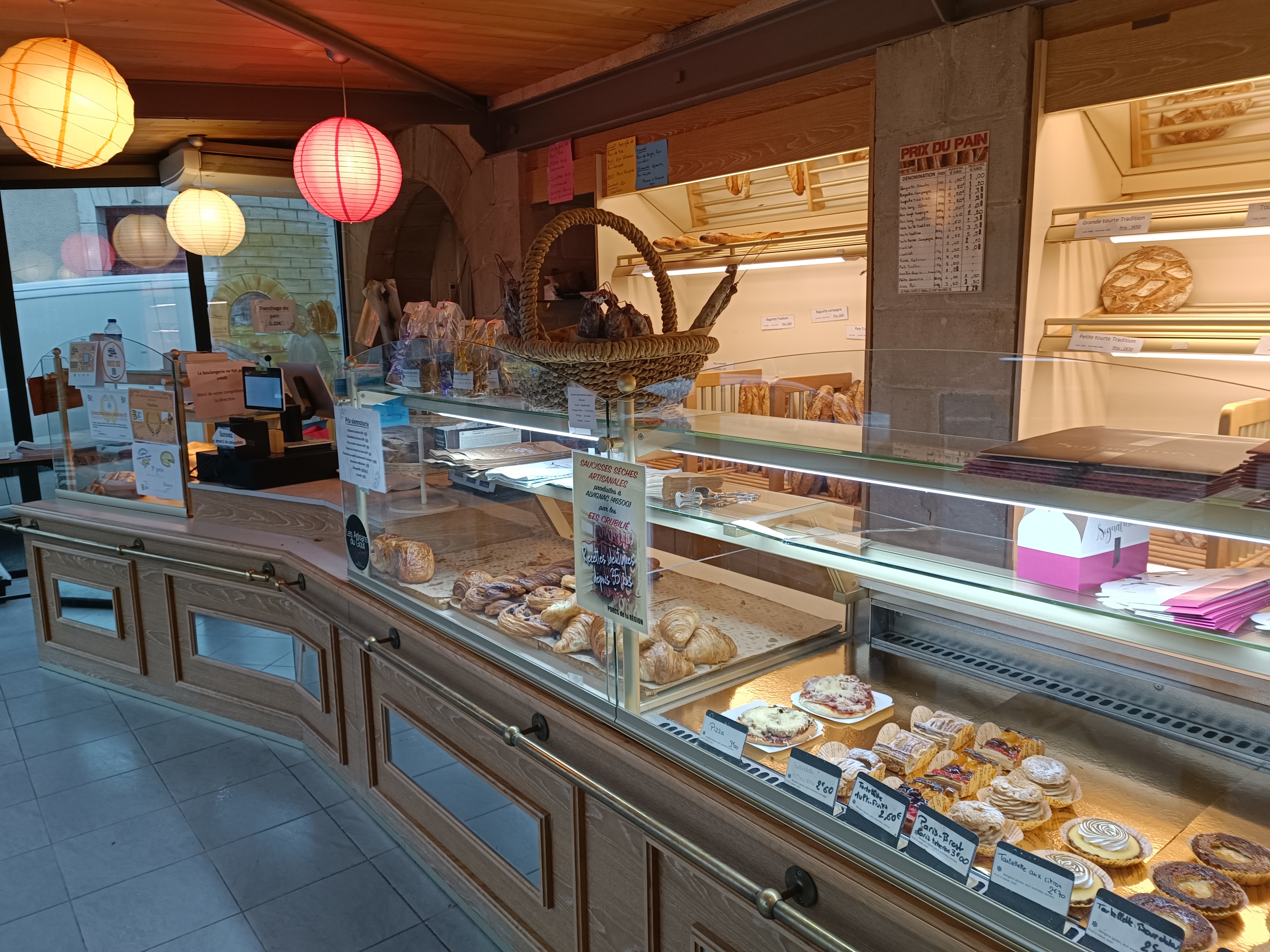 À louer : Local commercial – Laboratoire Boulangerie/Pâtisserie – Petites activités commerciales Thégra (46)

Opportunité à saisir pour un artisan boulanger, pâtissier, traiteur ou métier de bouche ou petites activités commerciales !

Situé au cœur de la charmante commune de Thégra (Lot) (village de 518 habitants avec nombreuses associations et manifestations annuelles), ce local commercial était exploité jusqu'à très récemment comme boulangerie-pâtisserie. Il est parfaitement adapté pour relancer une activité artisanale ou développer un laboratoire de production.

Localisation : Thégra (46500), village dynamique bénéficiant d'un bon passage touristique (à 3 km du Gouffre de Padirac) et d'une clientèle locale en attente d'un repreneur.

Superficie : Point de vente (30 m²) + atelier de fabrication (100 m²) : 2 laboratoires (rdc et 1er étage). 
Normes accessibilité. Climatisation réversible. Parkings sur place du village.

Les points forts du bien :
- Prêt à l'emploi : Agencement d'origine idéal pour une activité de boulangerie/pâtisserie.
- Conditions financières avantageuses : Pas de fonds de commerce à racheter (création ou transfert d'activité à moindre coût).
- Bail sécurisé : Signature d'un bail commercial classique (3/6/9).
- Loyer modéré : Conditions attractives pour faciliter votre installation et le démarrage de votre activité. 
- Aide financière communale au démarrage pour premiers équipements.

Local disponible à partir de septembre 2026.