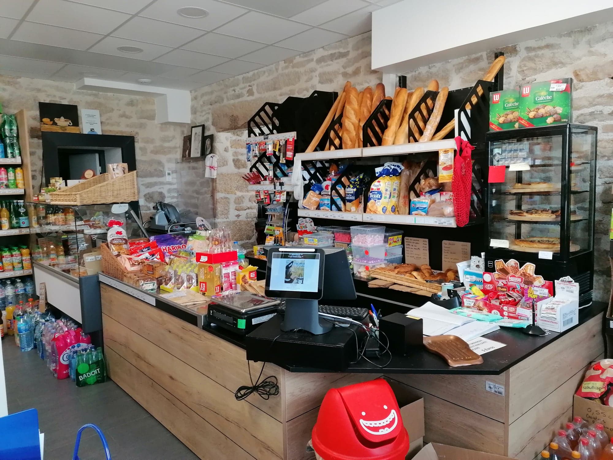 Je vends mon fond de commerce dans un village en Morbihan, en centre Bretagne, situé à une heure de chaque grande ville et côtes, entre Pontivy et Guemené sur Scorff (pays de l'andouille).

Je le vend suite au décès de mon conjoint en juin dernier, je me retrouve donc seule à gérer l'établissement.

Il se compose d'une belle épicerie, d'un bar et d'une friterie burgers ouvert le Week end en soirée.

La friterie étant situé dans un container juste à côté de la terrasse, elle peut être vendue séparément si les personnes ne la souhaitent pas.

Le commerce est pourvu de deux parkings et se situe face à l'église et à la mairie de la commune.