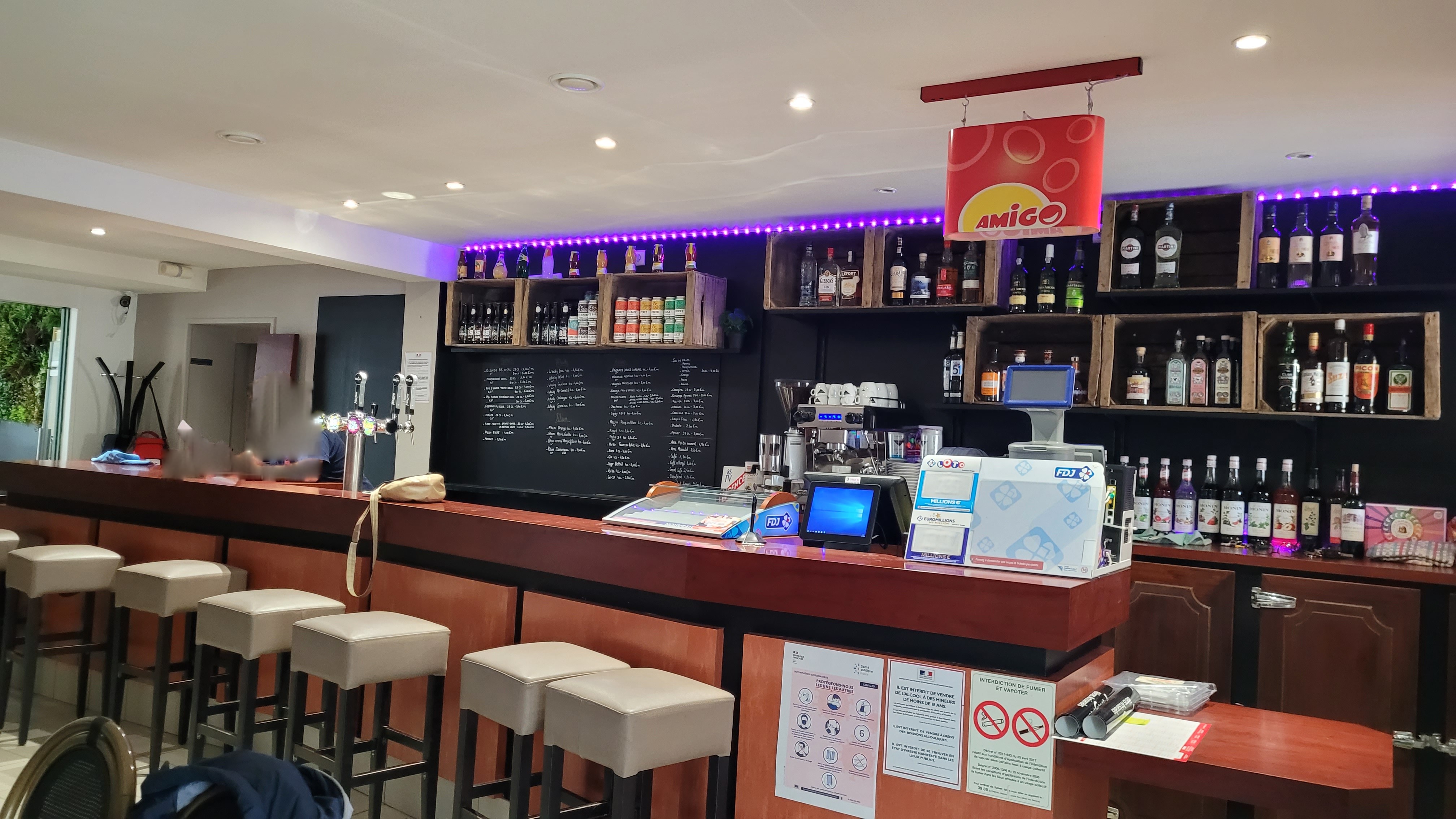 Réaumur est une commune du Pays de Pouzauges située à proximité du Puy du Fou.
Commune dynamique avec ses associations, l’école et la MARPA.
Le commerce multi-services (bar, restaurant et épicerie) est un service essentiel pour maintenir la vitalité de Réaumur. 
Les murs appartiennent à la commune. Un logement, compris dans le bail, se situe à l’étage du commerce et peut servir pour débuter.
Il y a une salle de restauration avec cuisine et terrasse, un bar et une épicerie.
Le fonds de commerce est à vendre, il comprend la licence IV, le mobilier, les agencements et tout le matériel de cuisine. 
Loyer : 697.68 € / mois
Contact : Mairie de Réaumur, 1 Place de l’Église – 85700 RÉAUMUR
	          mairie@reaumur.fr
	          02 51 57 90 99