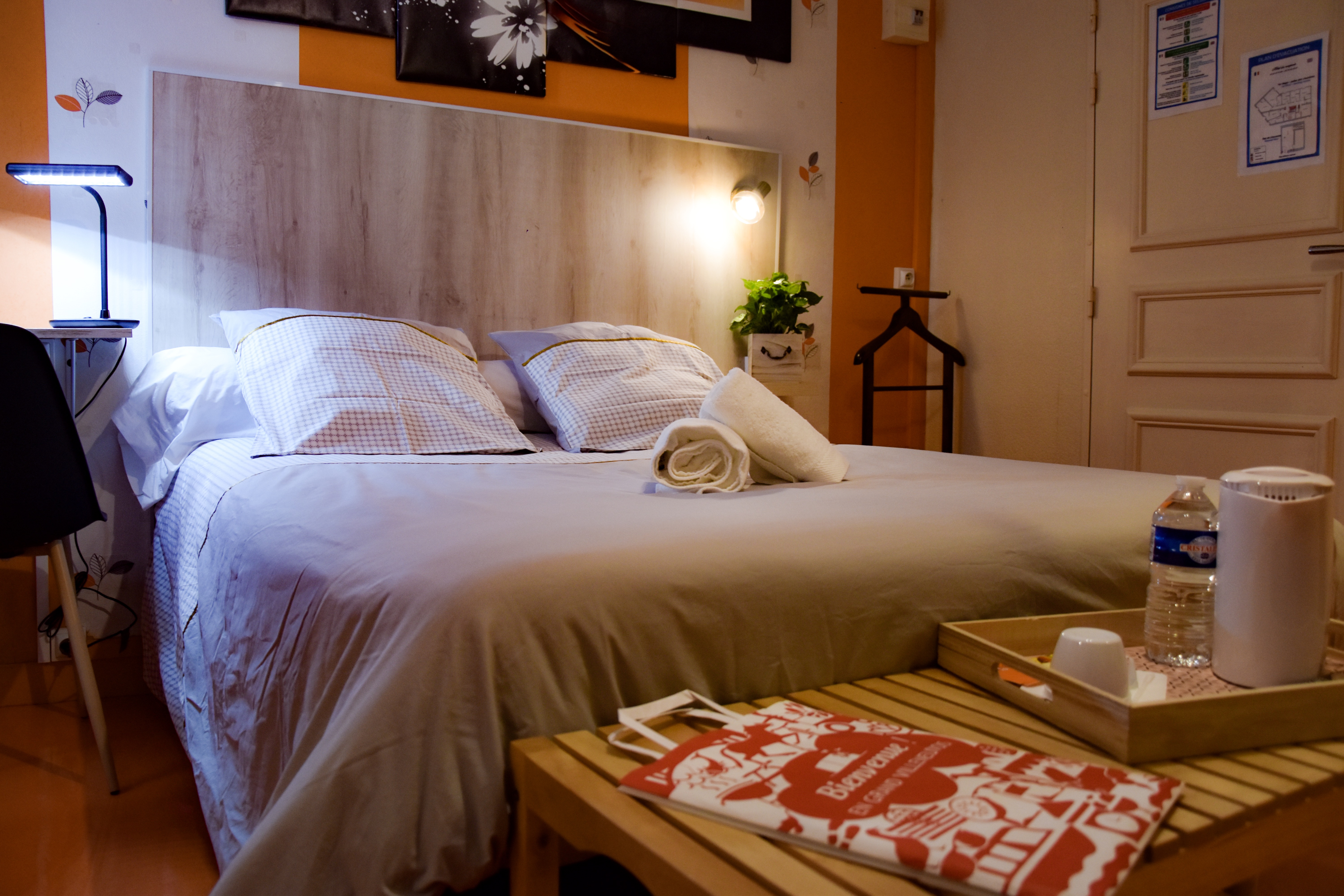 VEND CAUSE RETRAITE Fond de commerce hotel 2 Etoiles , idéale pour un couple .
Bon chiffres d'affaire 9 chambres de 1 a 6 personnes.
Rénové en 2021 ( peinture, sommiers, matelas, chaudière ,housses de couettes, couettes, etc. )
emplacement idéal a proximités du centre ville .
classification 2 Etoiles renouvelé valable jusqu' en 2027
contrôle de la ville et de sécurité valable pour 5 ans favorable jusqu'en 2027
Un grand appartement juste au dessus de l'hotel pratique aucun frais supplémentaires ( salon, cuisine ,deux toilettes et deux salles de bain 175 M2. 4 chambres . buanderie pièce pour le stock plus grenier pour débarras ,hall bureau) photos sur demande pour l'appartement. parking au pied de l'hotel surveiller par la vidéo de la ville. Plus de photo sur booking, tripaDvisor, youtubes video
LOYER DES MURS 815 EUROS charge comprises
hotel des remparts Villeneuve sur lot