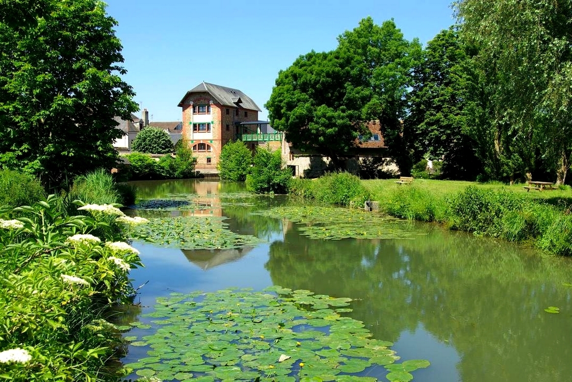 GRACAY  – MÉDECIN GENERALISTE
Dans une commune de 1400 habitants entouré par la Champagne Berrichonne, aux portes de la Sologne, Graçay est niché au cœur d’un écrin végétal et proche de l’eau.
A 2h au Sud de Paris avec un accès direct à l’autoroute A20, l’échangeur se situant à 5 km, Graçay est au centre de nombreuses communes rurales et sa zone d’intérêt rayonne sur 9 communes. Les communes les plus importantes sont Vierzon, Châteauroux, Bourges, Romorantin. 
Son cœur de bourg dynamique est riche de nombreux commerces de proximité, (boulanger, boucher, épicerie, 2 coiffeurs, pharmacie, une supérette, bricolage, antiquité, 3 bars, tabac presse loto PMU, 3 restaurants…) des artisans Maçons, électriciens, Plomberie et un beau marché de plein vent tous les jeudis.
La Commune de Graçay compte un groupe scolaire primaire et maternelle, un centre socio-culturel, une salle des fêtes, un gymnase, terrain de sport et espace de loisirs avec piscine, un camping, une quarantaine d’associations culturelles ou sportives et des animations de territoire récurrentes comme la Foire aux Trufiaux.
De nombreux services à la population sont disponibles sur place notamment une agence postale, un cabinet notarial, un cabinet d’infirmiers, des professions paramédicales et un Ehpad qui accueille jusqu’à 102 résidents (en longs ou courts séjours), 
Pour étoffer notre offre de services, nous sommes à la recherche d’un Médecin généraliste qui pourra utiliser le cabinet médical actuel qui sera aménagé avec les équipements nécessaires à la pratique de la médecine. Il dispose d’une salle d’attente et d’une salle d’examen. La patientèle locale est demandeuse, depuis le départ de notre médecin généraliste. Ainsi que la possibilité de mettre à disposition un logement.
Une visite de notre village et la rencontre avec les professionnels de santé, les acteurs socio-économiques installés, seront organisé. Soyez certain, que nous mettrons tout en œuvre pour vous accueillir dans les meilleures conditions.