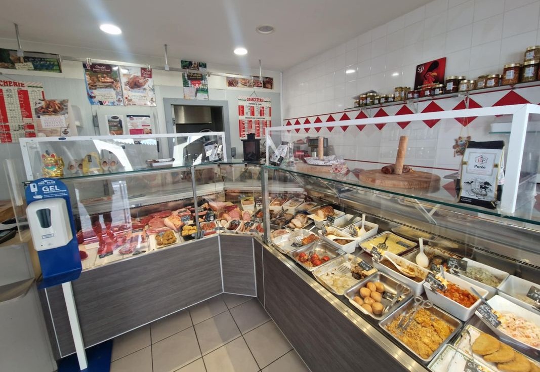 Vend fond de commerce Boucherie Charcuterie à Saint Jean d'Angély (17400) en Charente-Maritime, bénéficiant d'une activité solide et d'une clientèle fidèle. 

Emplacement privilégié dans le centre historique, dans un environnement pittoresque et plein de charme, à proximité immédiate du marché couvert. 

La situation offre une excellente visibilité et un passage important aussi bien grâce aux habitants qu'aux visiteurs de passage. 

Une belle affaire pour un professionnel souhaitant reprendre un commerce déjà bien implanté, dans une ville dynamique de Charente-Maritime.