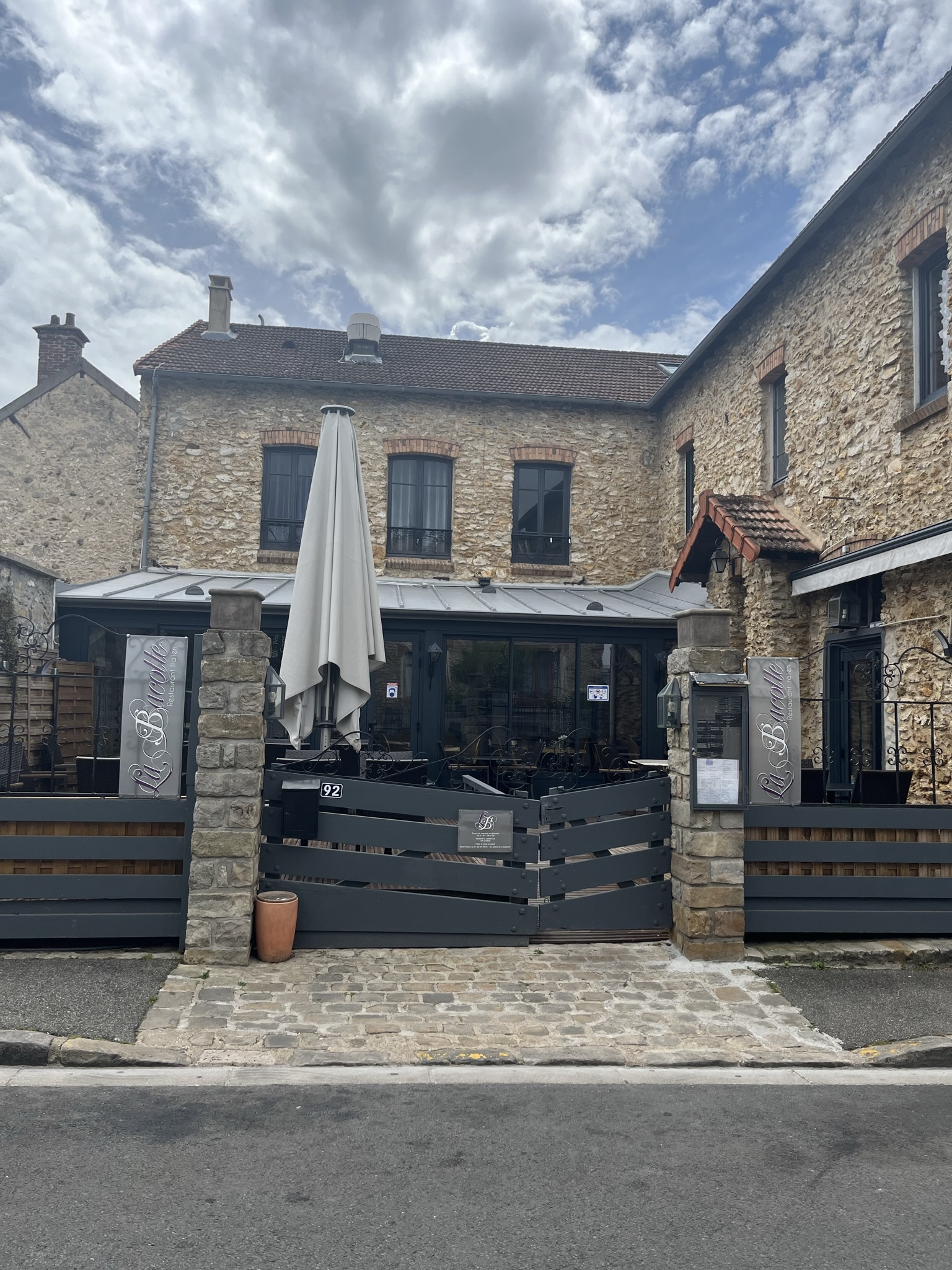 Restaurant en pierres dans village de charme de Seine et Marne