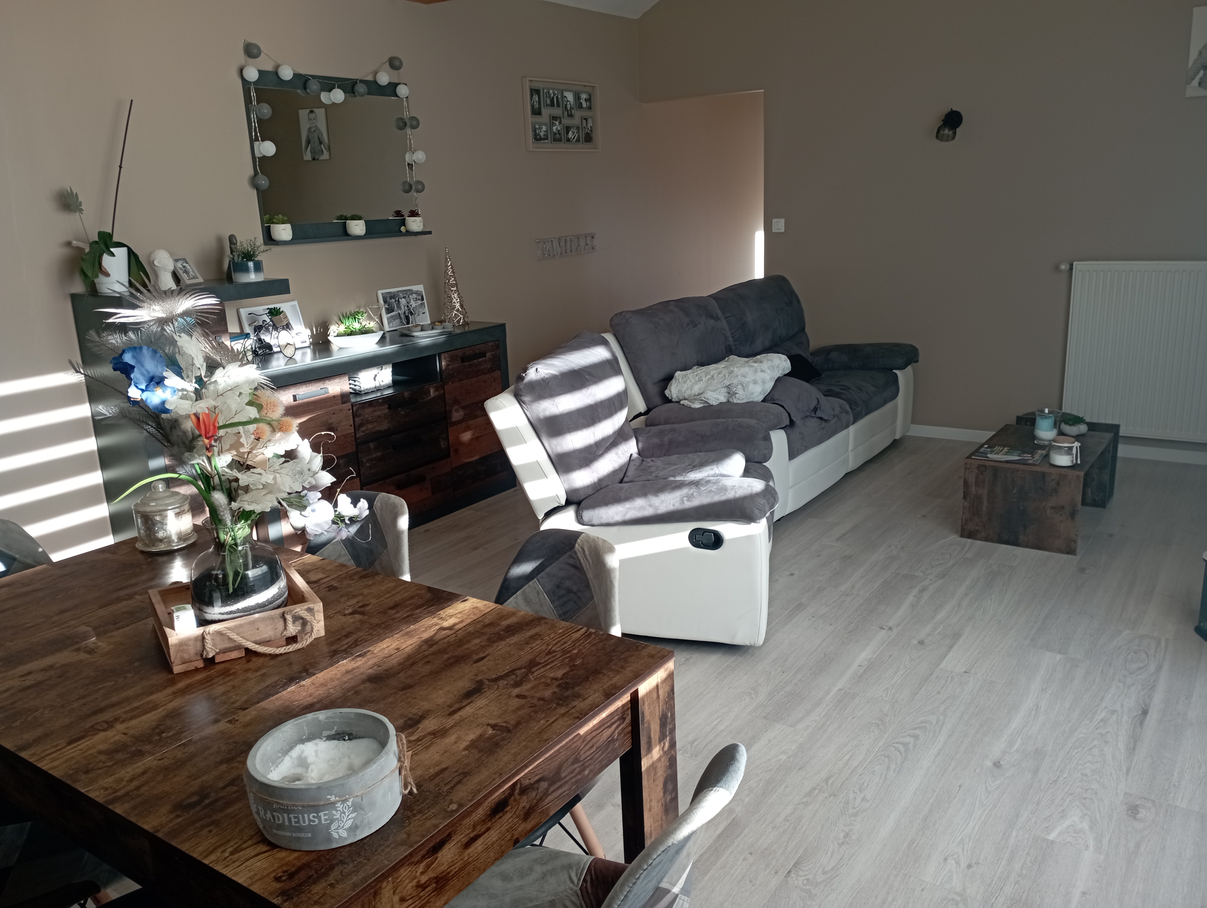 Bar PMU FDJ de quartier sociable, amicale, agréable. Belle clientèle très sympathique, tous les âges. Bar situé derrière la gare avec beaucoup de passage. Beaucoup d'amélioration et de projets dans le quartier. Arrivée de l'entreprise Thalès, entreprise Charal dans le quartier, beaucoup d'immeubles en construction, une crèche ect..... Sur Cholet, nous sommes que quatre Bar Pmu dont pas de mal de clients et de travail, possibilité même de développer snacking, sandwichs ou autre....
Maison attenante au Bar de 120 m², Cuisine, Salon Salle à manger, 3 Chambres, 2 Salle de Bain 2 WC. Terrasse extérieure pour accueillir les clients l'été....
Possibilité de louer la maison , les murs du bar ou d'acheter le tout.
Si vous souhaiter plus de renseignement n'hésitez pas à me contacter. 
Ci joint 3 photos du bar et 2 photos d'une partie de la maison.