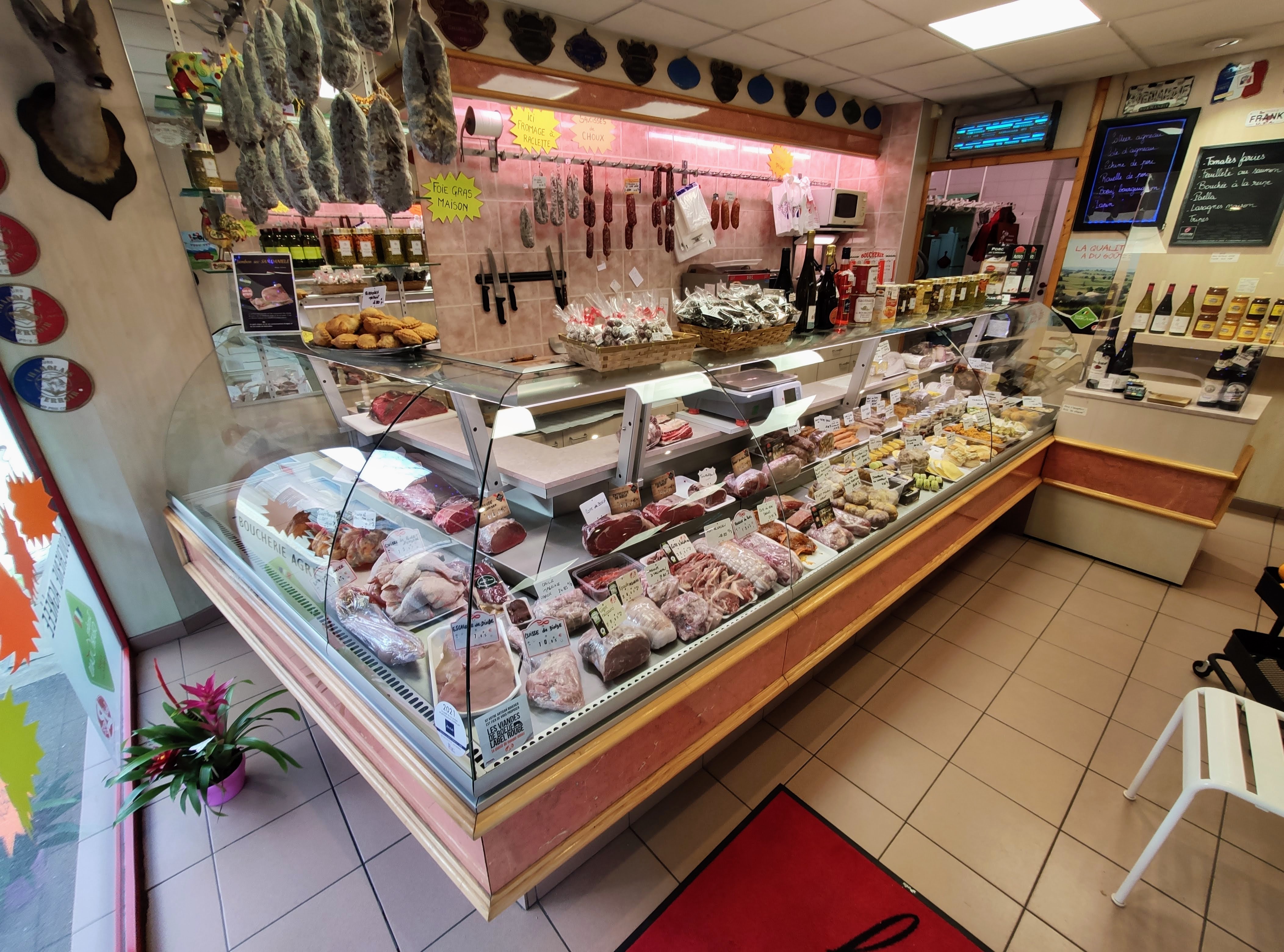 Fonds de commerce à vendre

Comprenant une surface commerciale, 2 laboratoires, 2 chambres froides et un petit appartement (3 pièces, sanitaires, garage, cave).
Le matériel reste avec le fonds.
Devanture refaite à neuf en 2024.
Loyer modéré (~8 000€ par an)