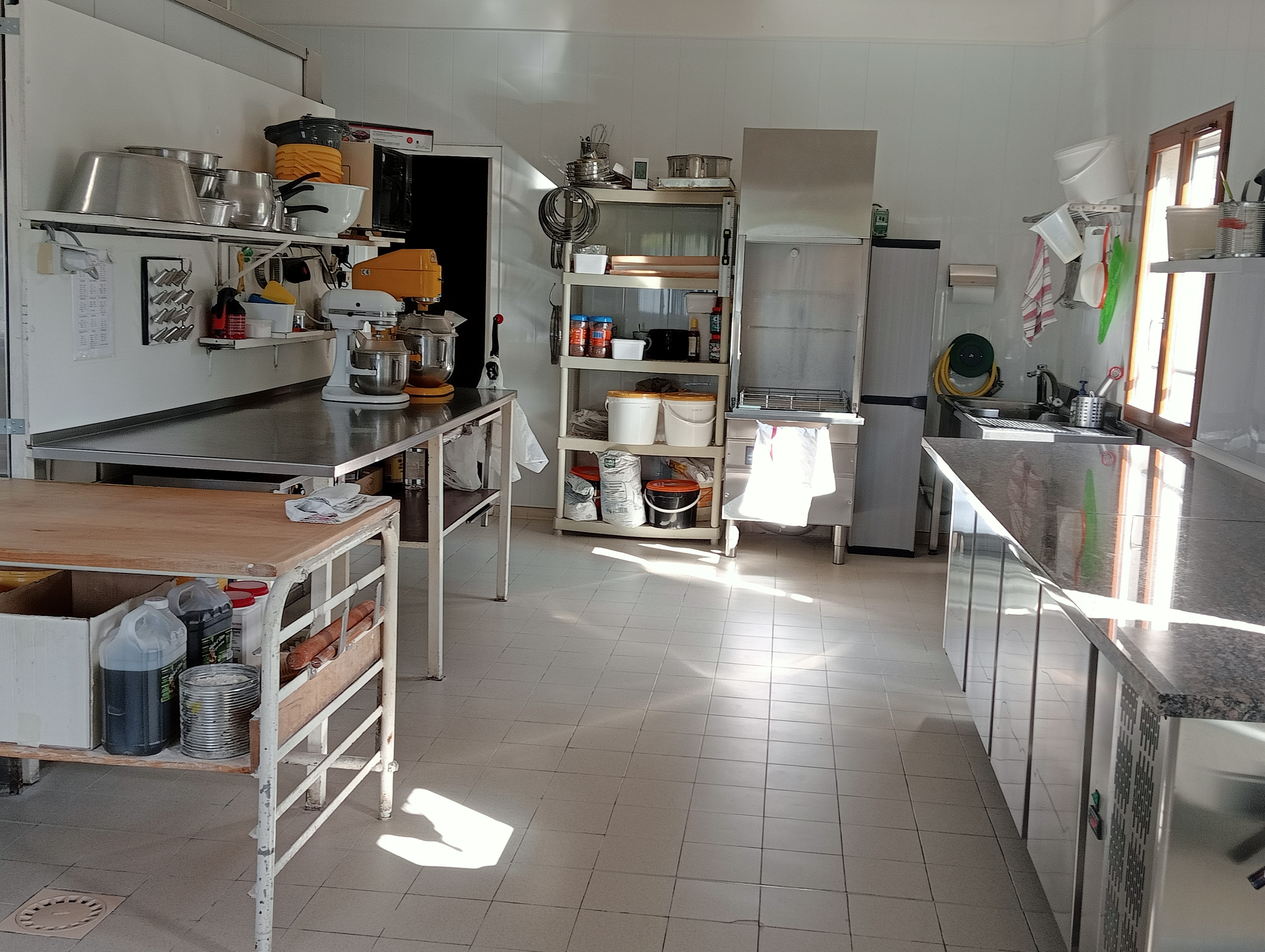 🎯 Boulangerie "les rêves d'Honoré"🥖🥐 - murs et fonds à la vente - Arleuf (58)
235 000 € (135 000 les murs et 100 000 € le fonds) au coeur du Parc Naturel Régional du Morvan et proximité de Bibracte, musée et site archéologique

 😁 Idéalement située au cœur du village (650 habitants), Maison d'habitation avec fonds de commerce. 135 m² - 5 pièces - 3 chambres. Espace paysager.
Nombreuses résidences secondaires. 

➡️ Garage en sous-sol. Le tout sur un terrain d'environ 2717 m² arboré avec un abri de jardin.
Une boutique de vente, un fournil tout équipé et très bien entretenu, une réserve et un coin vestiaire avec douche et sanitaires. Place de parking bitumée pour voitures et poids lourds. 
Chauffage individuel fuel.

Vendeur : M et Mme REBOLLAR, boulanger.