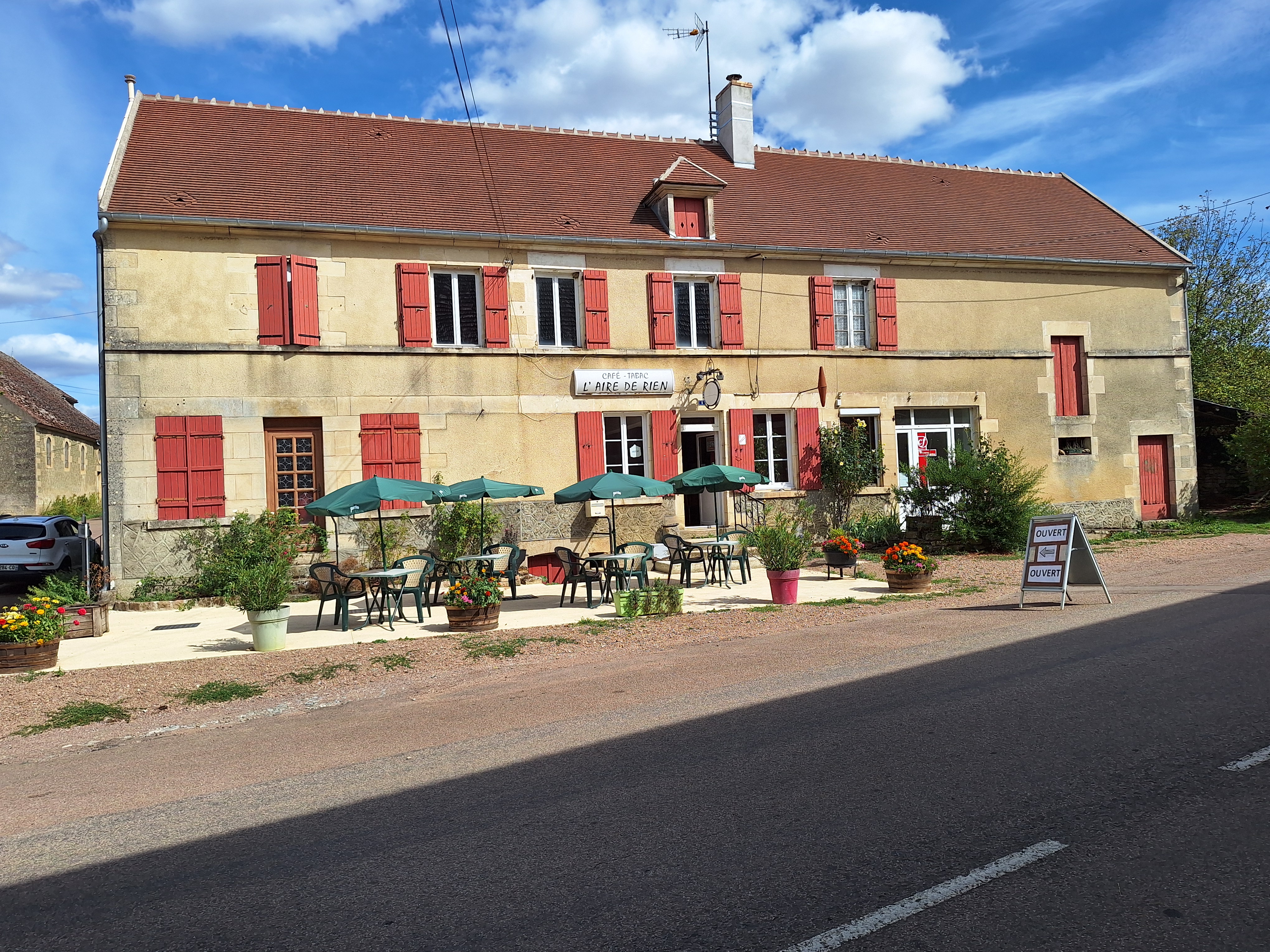 commerce de proximité: café  bar  epicerie  pain   journal quotidien
cause préparation départ à la retraite. Situé en milieu rural.
Locaux loués à la municipalité .
Clientèle locale fidéle et clientèle touristique.
bon potentiel de developpement . 41000 euros net vendeur