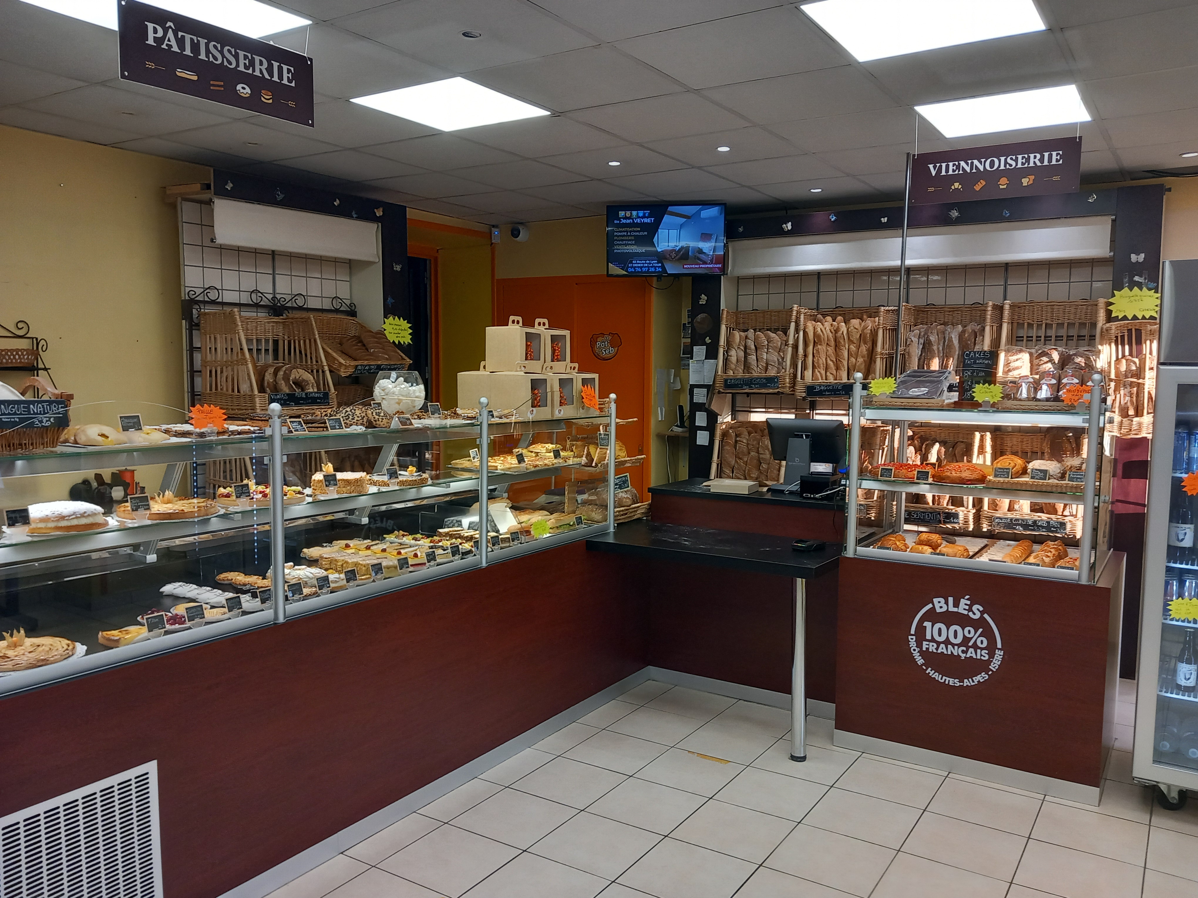 Fonds de commerce boulangerie-pâtisserie idéalement située,village tous commerces et école. 
Clientèle fidèlisée depuis 13 ans.
Très bien agencée en matériel,four récent. 
Belle surface de vente. 
Ca : 395000 euros.