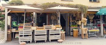 Titre : RARE EN BORD DE MER 66 - Fonds de Commerce Épicerie Fine & Produits Régionaux (CA > 200K€) avec possibilité d’ un logement de fonction.
Emplacement Stratégique :
Opportunité unique de reprendre une épicerie de charme située à 50 mètres des plages d'une station balnéaire de renom dans les Pyrénées-Orientales. Profitez d'une visibilité maximale et d'un flux touristique constant durant la saison.
Le Commerce :
•	Type : Épicerie traditionnelle, vente de produits locaux, fruits & légumes, fromages, crèmerie, charcuterie/viande, vins/boissons régionales (sangria), glaces, dépôt de pain et vannerie.
•	Locaux (81 m² total) : Belle surface de vente de 41 m² avec une terrasse autorisée (droit de voirie) et une réserve de 18 m².
•	Avantage Majeur : Studio de 18 m² attenant à l'arrière-boutique (sortie et parking indépendants) — un atout inestimable en zone touristique.
Structure Financière et Activité :
•	CA Saisonnier : 202 758 € (exercice 2024).
•	Faible Loyer : Seulement 10 225 € annuel H.T. (soit un taux d'effort remarquable de 5% du C.A.).
•	Période d'Ouverture : Du 1er avril au 31 octobre. Horaires larges en saison (8h-13h et 15h30-20h en été).
Répartition du C.A. (démontrant la diversité) :
•	Fruits et Légumes : 23%
•	Fromage, Charcuterie et Viande : 19%
•	Épicerie : 15%
•	Crèmerie : 10%
Personnel : L'exploitante actuelle est aidée d'un CDD de 24h durant la haute saison (mi-juillet à fin août) et les week-ends.
Cession du fonds de commerce : 110000€