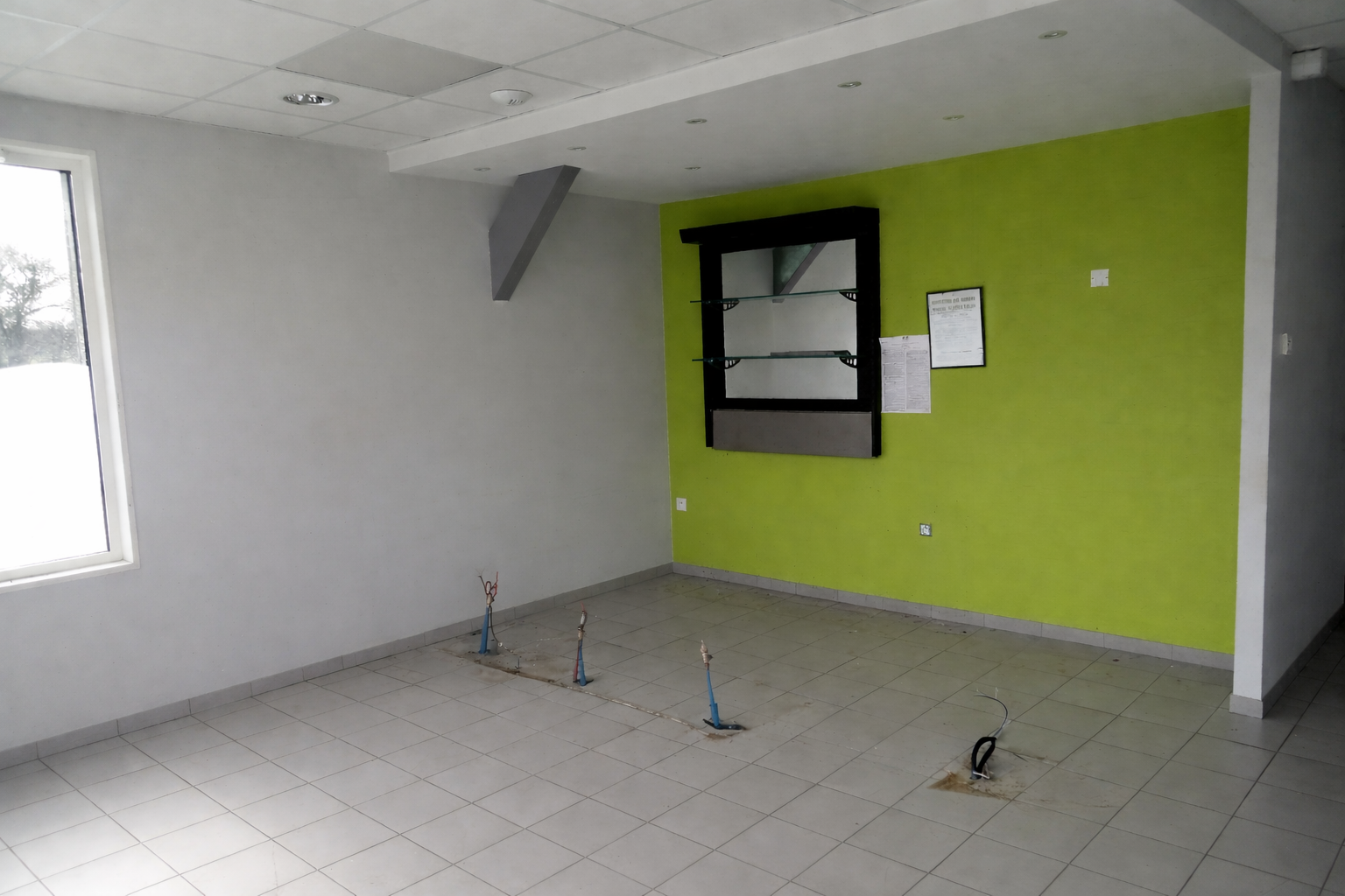 Local commercial d'environ 260 m² situé dans le bourg de la commune déléguée de LE VRETOT, à 700m de l'axe Bricquebec-en-Cotentin - Barneville-Carteret.

Ce bâtiment offre de nombreuses possibilités d'activités : commerce multi-services, restaurant, boulangerie mais aussi activité type traiteur. Espace extérieur récemment aménagé et possibilité de terrasse. 

Il est composé de : 
- une surface de vente (env. 90 m²), 
- une cuisine (env. 19 m²) et une arrière-cuisine (env. 10 m²), 
- un laboratoire équipé de panneaux sandwich (env. 61 m²)
- une chambre froide (d'env. 3 m²),  
- un espace de stockage équipé d'une porte sectionnelle et de W.C. et salle d'eau (env. 56 m²).

Possibilité de location ou d'achat : 
- Prix de vente : 210 000 € net vendeur. 
- Montant du loyer H.T. : 1 068 € H.T.