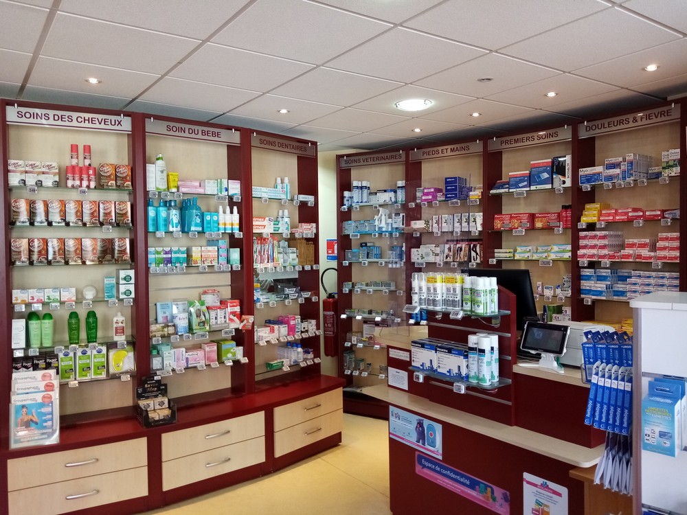 Une opportunité au cœur d’un village dynamique !

Située en plein centre-bourg de Bellegarde-en-Marche (23), cette pharmacie bénéficie d’un emplacement stratégique sur l’axe départemental RD 988 (Aubusson – Auzances). Au cœur d’une commune de 360 habitants et d’un bassin de vie de 1 700 habitants, elle est entourée de tous les services de proximité : épicerie, boulangerie, centre de santé, école, poste, et bien plus. Un cadre de vie paisible, verdoyant, et connecté grâce au déploiement de la fibre sur tout le territoire creusois.

Une activité pérenne et porteuse
Chiffre d’affaires 2025 : 868 000 €
Clientèle : Locale et fidèle, complétée par une clientèle de passage et la possibilité de reprendre la clientèle d’un EHPAD à proximité.
Horaires : Ouverture du lundi au vendredi (9h-12h30 et 14h-19h) et le samedi matin.
Garde : 1 semaine toutes les 8 semaines.
Équipe : 1 préparatrice en pharmacie déjà en place.
Matériel : Informatique renouvelé en 2023, borne de téléconsultation, certification ISO9001/QMS Pharma (2018).

La pharmacie est située à proximité immédiate d’un centre de santé (2 médecins, 1 infirmière Asalée, 1 kinésithérapeute) et d’un cabinet infirmier (3 professionnels), desservant 2 600 patients. La commune est classée en zone France Ruralités Revitalisation (FRR), offrant des avantages fiscaux attractifs :
Exonération totale de CFE pendant 5 ans, puis abattement dégressif sur 3 ans.

 Local fonctionnel et logement inclus :
Officine : 37 m² d’espace de vente, 27 m² de préparation, bureau, accès PMR, réserve en sous-sol.
Logement : Au 1er étage (pièce de vie avec cuisine, chambre, salle de bains, bureau), + 2ème étage pour stockage.
Extérieur : Cour arborée de 300 m² et grange avec local de livraison.
Loyer : 700 € TTC/mois (local professionnel + logement), avec possibilité d’achat des murs.
Prix du fonds : 180 000 € – Toute proposition sérieuse sera étudiée.

Pourquoi choisir Bellegarde-en-Marche ?
Cadre de vie : Paysages vallonnés, sentiers de randonnée, associations sportives et culturelles.
Atouts économiques : Exonérations fiscales, dynamisme local, et accompagnement par la Communauté de communes Marche et Combraille et Est Creuse Développement.
Projet humain : Rejoignez une communauté soudée et profitez d’une qualité de vie exceptionnelle, entre nature et convivialité.

Pour plus d’informations, contactez :
Marie-Thérèse Jacques-Dumas (Cédante) : 05.55.67.65.08 – pharmaciedumas23190@perso.alliadis.net
Prescilla Nogrette (Service Économie) : 05.55.67.04.99 – progrette@marchetcombraille.fr
Sandrine Ledieu (Est Creuse Développement) : 06.44.01.56.29 – s.ledieu@estcreuse.fr

Une opportunité clé en main pour un pharmacien souhaitant s’installer dans un territoire accueillant et porteur !