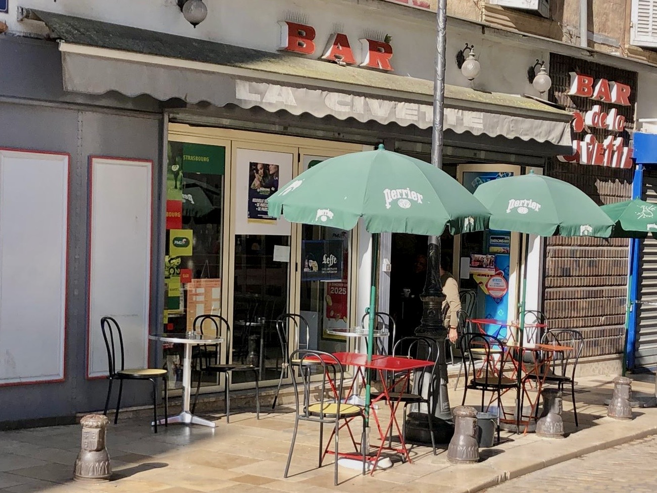 🏡 A VENDRE – BAR LICENCE 4, PMU, FDJ sur la place centrale d’une ville en plein cœur du Var.

Capacité d’accueil : 7 tables à l’intérieur et 6 tables à l’extérieur, avec possibilité d'extension à 20 tables en terrasse pendant les célèbres fêtes médiévales.

Cave pour stockage accessible depuis l’établissement.
Revenu FDJ réguliers.
Possibilité d'agrandissement avec un local voisin attenant avec façade donnant également sur la place. (Ouverture facile entre les deux bâtiments par l’ancien passage)

Logement au dessus du commerce possible (deux appartements en location)

Affaire avec activité régulière tout au long de l’année et touristique en saison dans une ville dynamique située à mi-chemin entre la mer et le parc naturel du Verdon, proche des grands axes.

📞 Pour plus de renseignements et visites, contactez-nous