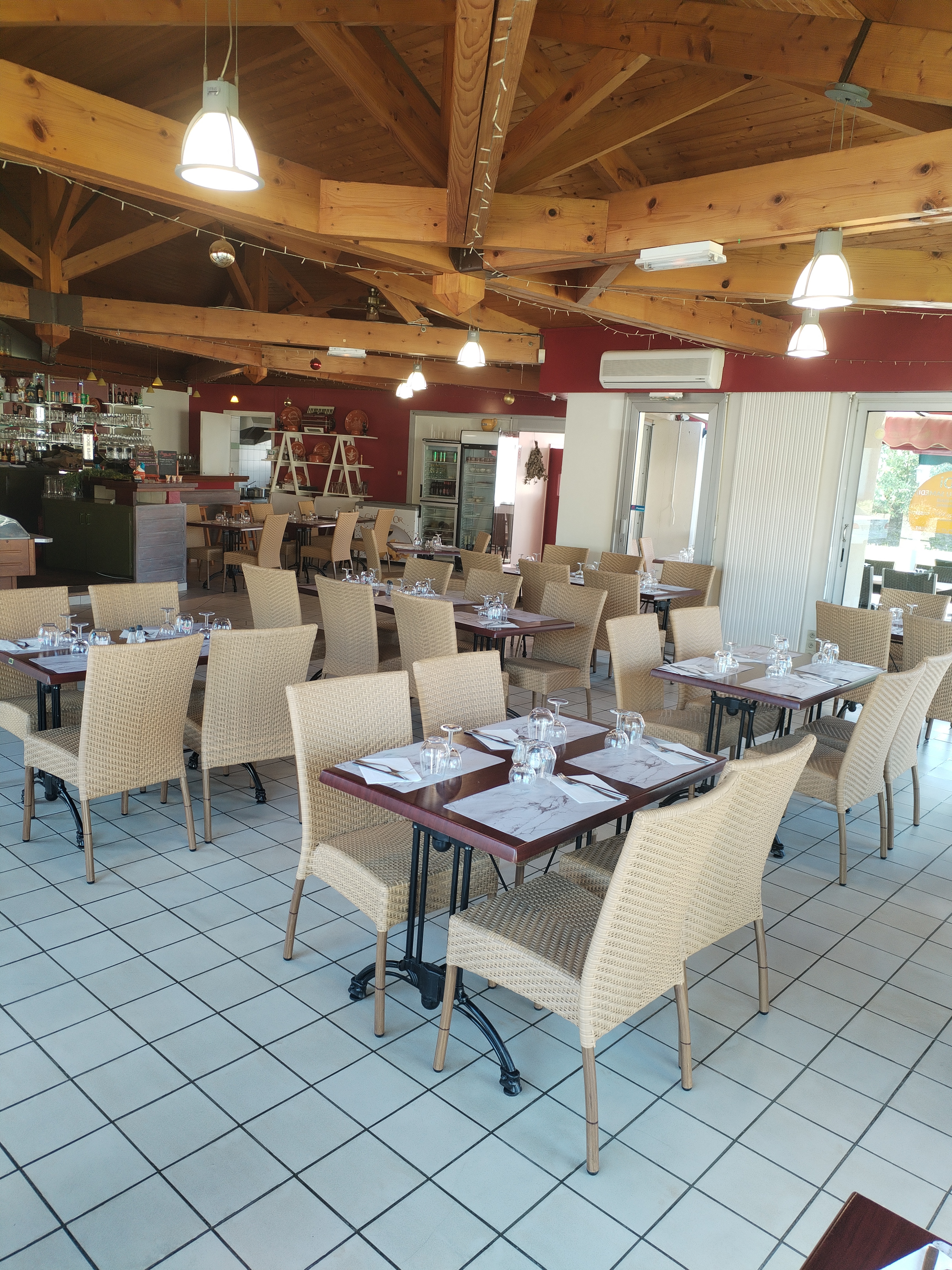 À VENDRE – MURS ET FONDS DE COMMERCE – LICENCE IV

Emplacement exceptionnel à Poey-de-Lescar, au cœur du village et du centre commercial.

Établissement exploité avec succès depuis plus de 8 ans, bénéficiant d’une clientèle fidèle et d’une excellente visibilité.

Le local développe une surface de 164 m² avec une capacité de 70 places assises en intérieur, complétée par une terrasse offrant une vue imprenable sur les Pyrénées.

Aucun contrat fournisseur à reprendre.Aucun salarié à reprendre.Licence IV incluse.

Affaire saine, clé en main, idéale pour un couple ou un professionnel souhaitant démarrer immédiatement sans contrainte.

Points forts :• Surface : 164 m²• 70 places assises + terrasse vue Pyrénées• Licence IV• Exploitation stable depuis plus de 8 ans• Emplacement premium : cœur de village + centre commercial• Excellente visibilité et accessibilité

Prix de vente murs et fonds : 238 000 €

Opportunité rare sur le secteur.

Renseignements et visites sur demande.