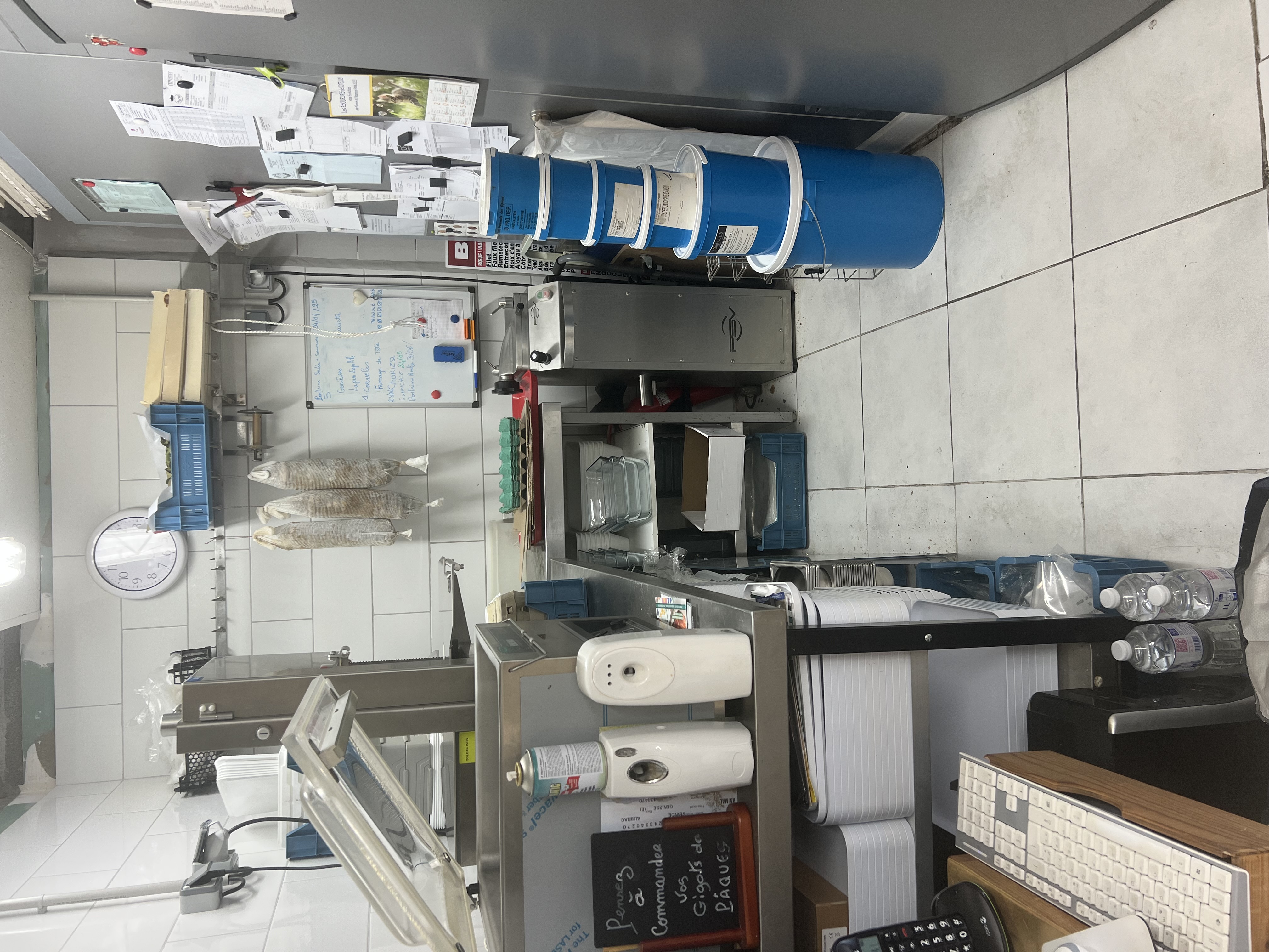 6.15 mètres de vitrines en 3 sections 
Machines à sous vide 
Scie electrique
Poussoir hydraulique 
Toucan 40 L 
Trancheuses à jambon neuf chambre froide neuf 
2 groupes extérieurs neuf (  vitrine et chambre froide )
Pas de concurrence 15 km autour 
Très bon état général